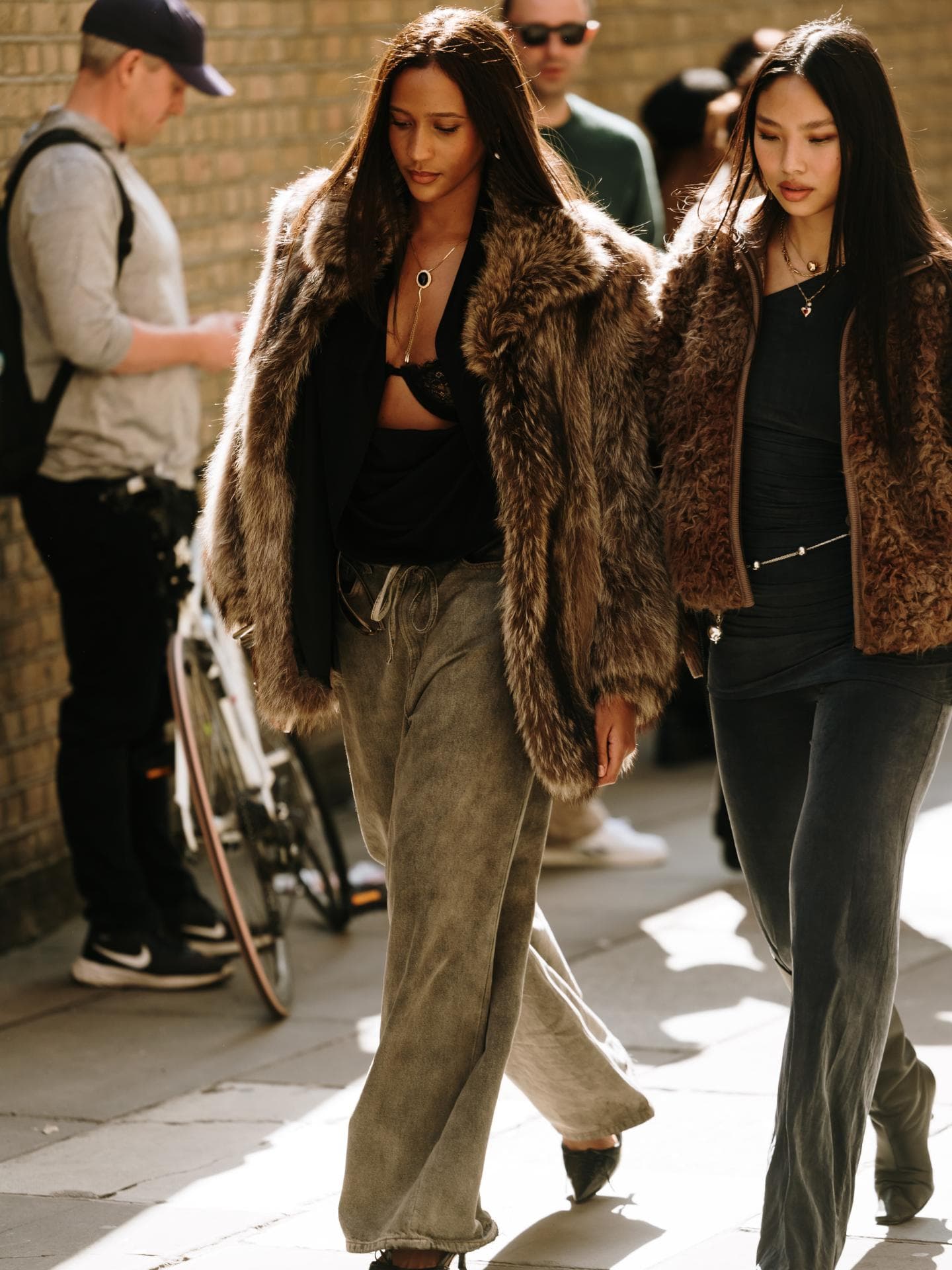London Fashion Week: Diesen Jacken-Trend für den Herbst tragen alle Streetstyler Frauen in Fake Fur