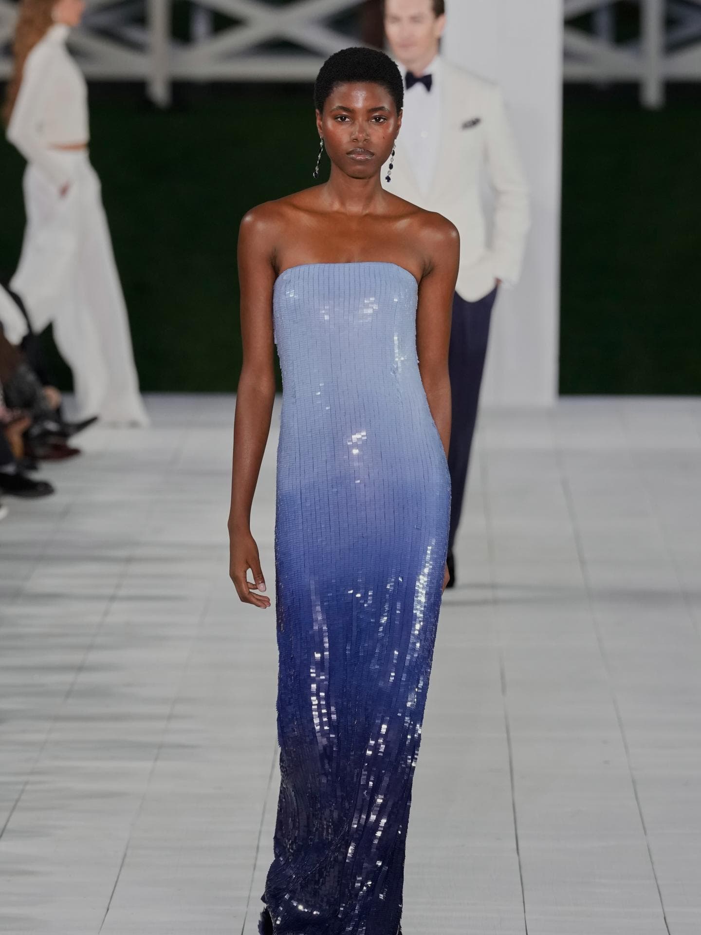 Ralph Lauren Spring/ Summer 2025 Model bei Ralph Lauren Spring/ Summer 2025 in blauem Kleid