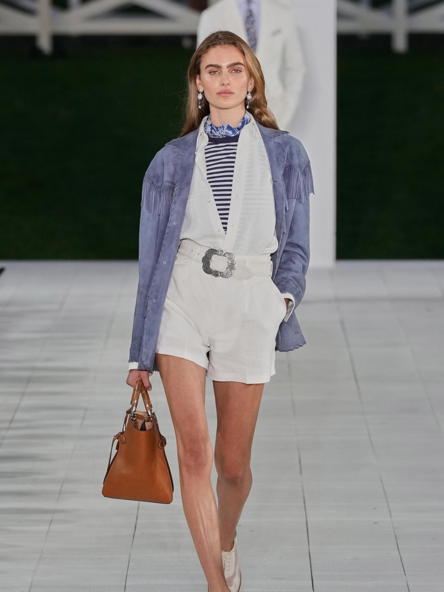 The Ralph bei Ralph Lauren Spring/ Summer 2025 Model bei Ralph Lauren Spring/ Summer 2025 mit The Ralph Tasche