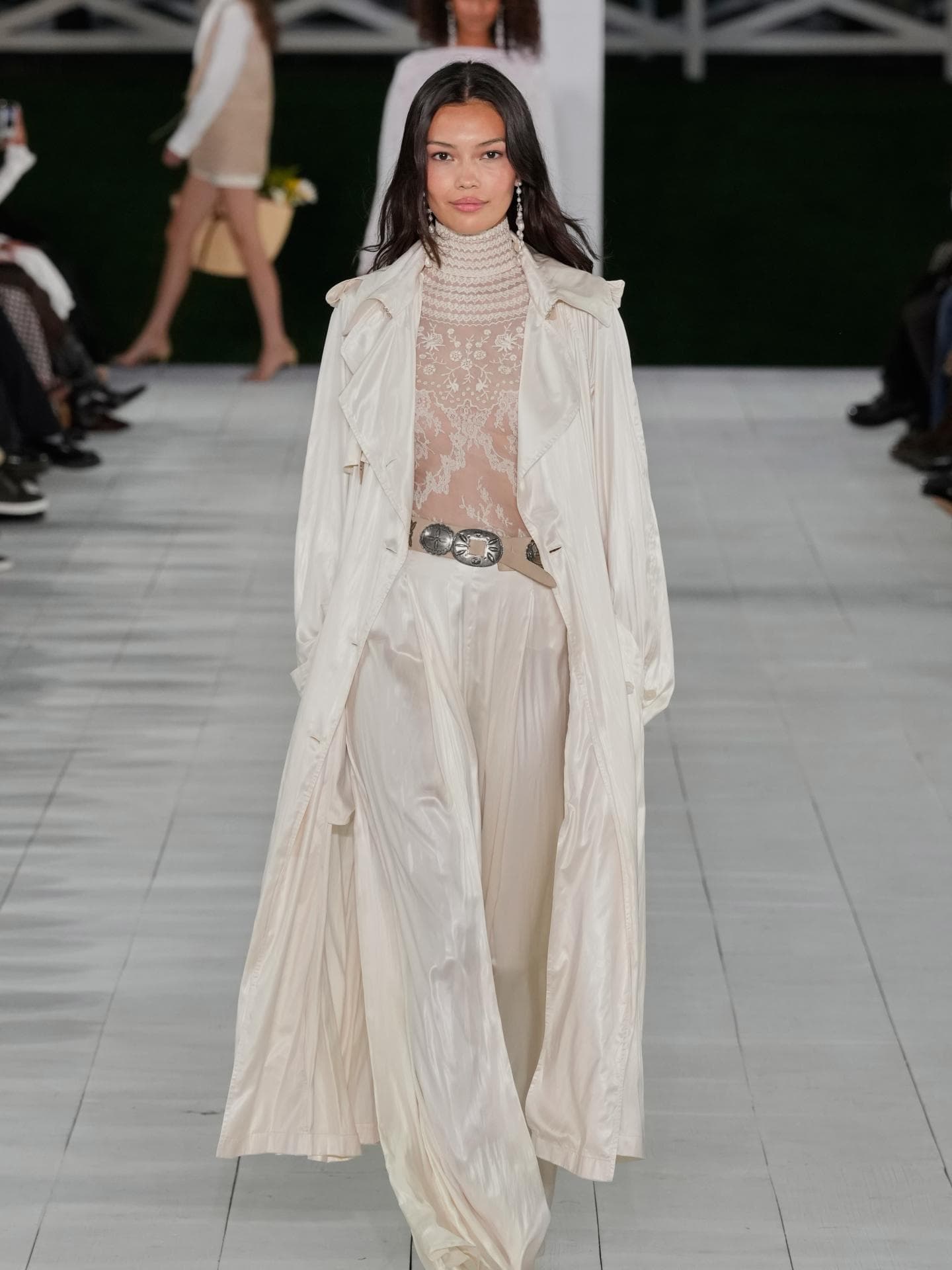 Ralph Lauren Spring/ Summer 2025 Model bei Ralph Lauren Spring/ Summer 2025 in Oberteil mit Spitze