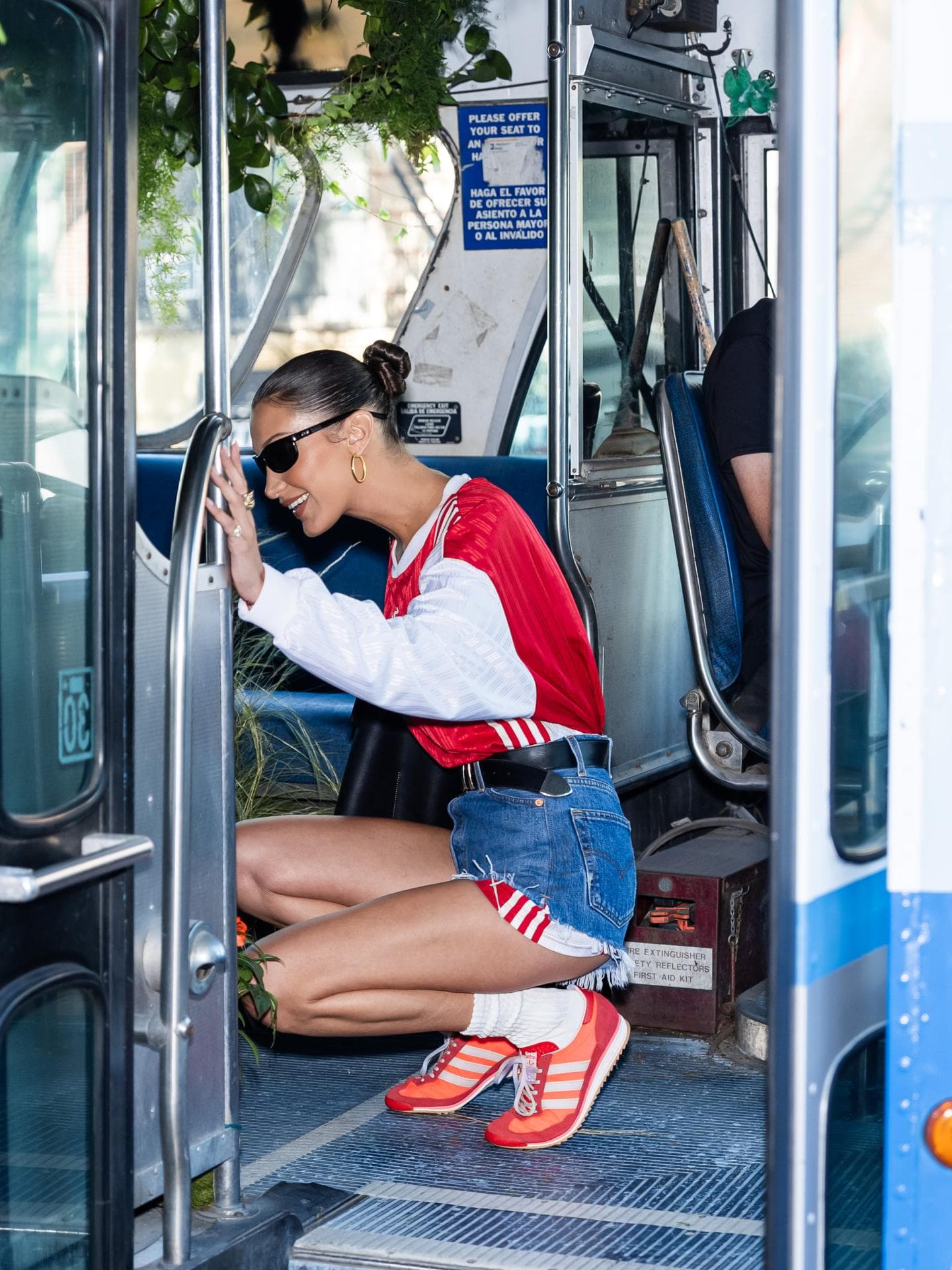 Stylischer als Samba: Bella Hadid trägt den neuesten Trend-Sneaker von Adidas Bella Hadid in Adidas SL72