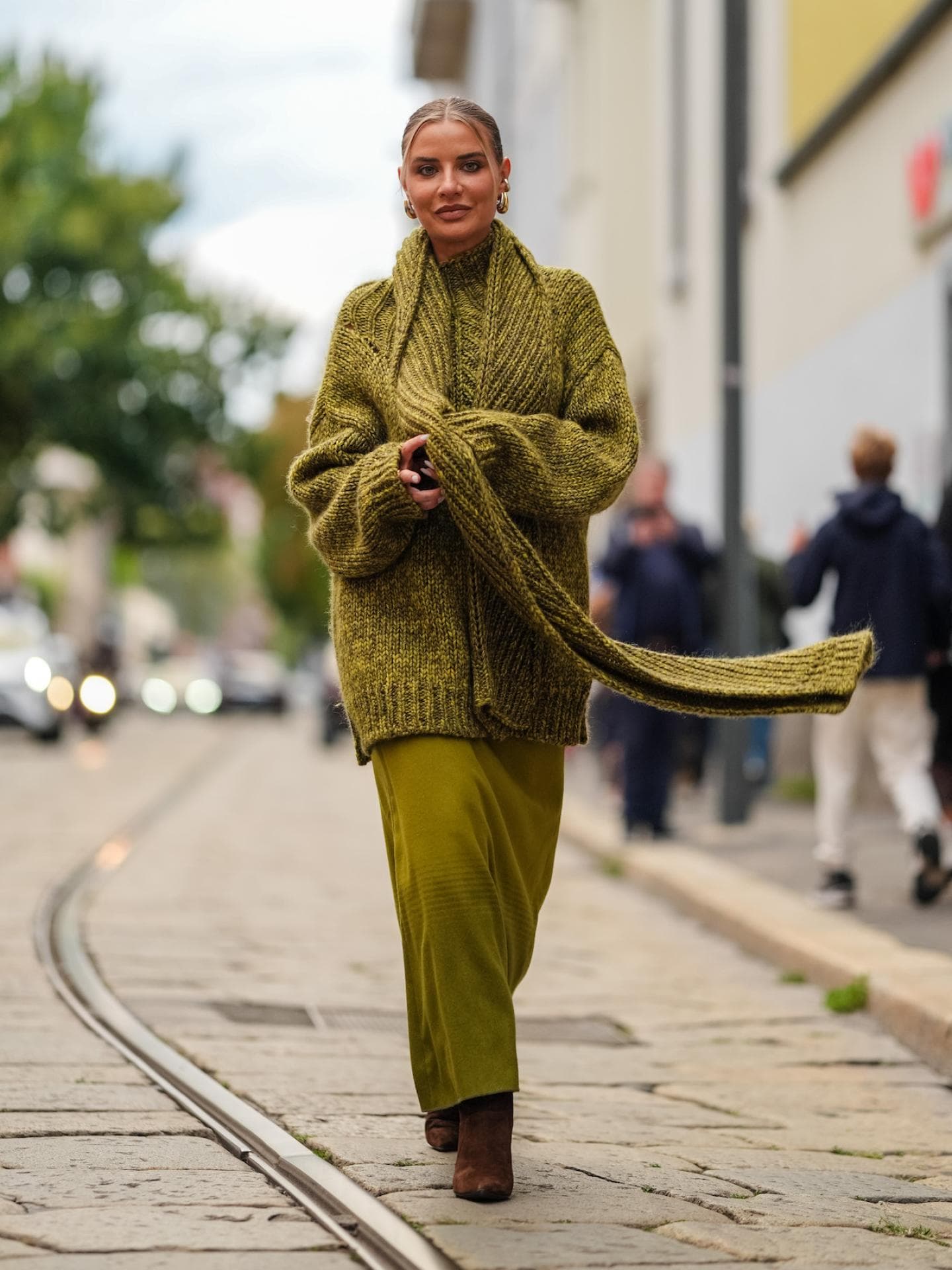 Grün ist eine der Trendfarben im Herbst. Veronica Ferraro mit grünem Pullover aus Strick.