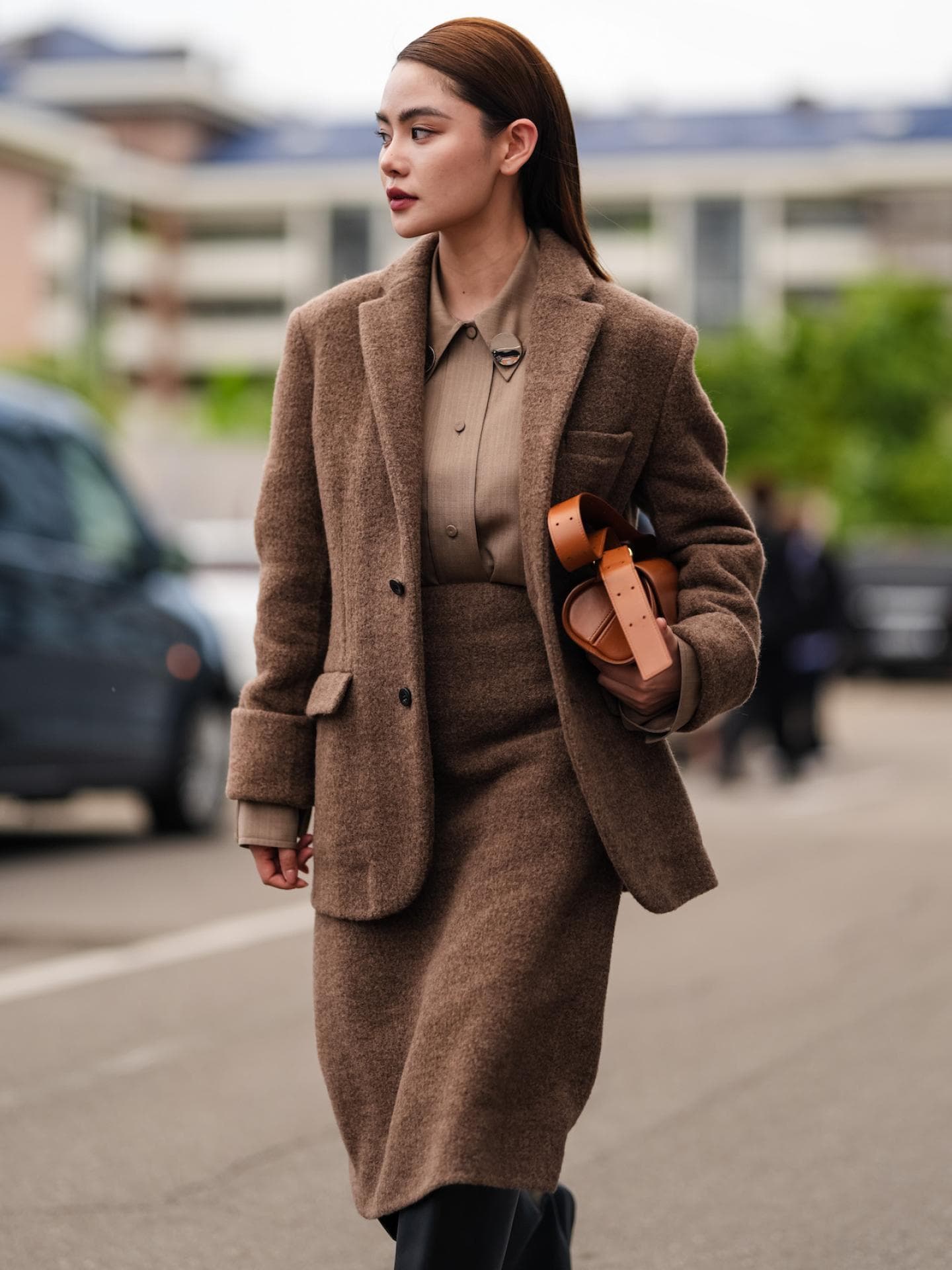 Erdtöne tragen wir diesen Herbst besonders gern. Doudou Babe mit einem braunen Outfit.