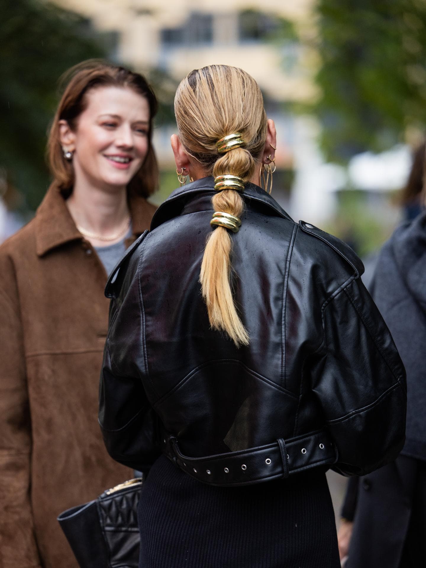 Goldene Haircuffs Zopf mit Haircuffs