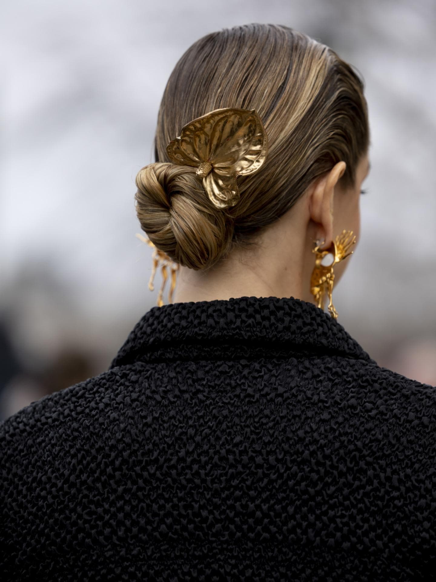 Goldene Haircuffs Haircuff mit Dutt