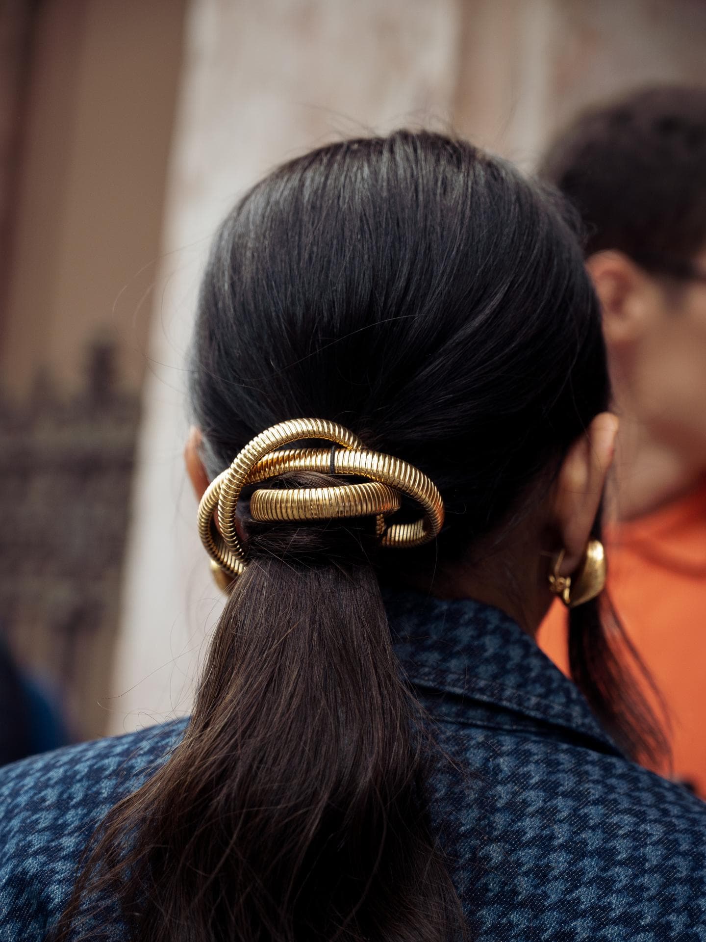 Goldenen Haircuffs Pferdeschwanz mit goldenem Haircuff