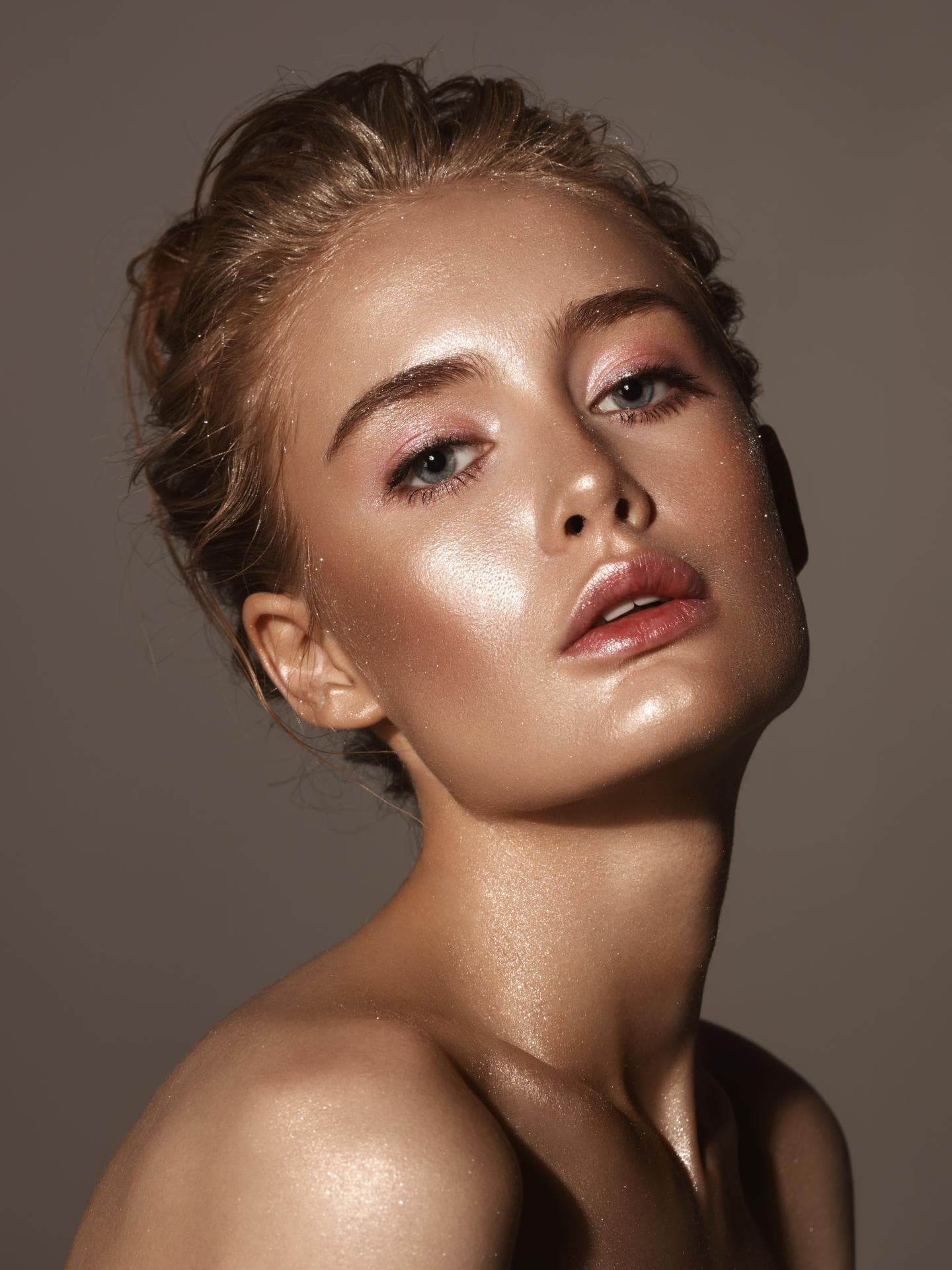 Frau mit einem schimmernder Make up Look