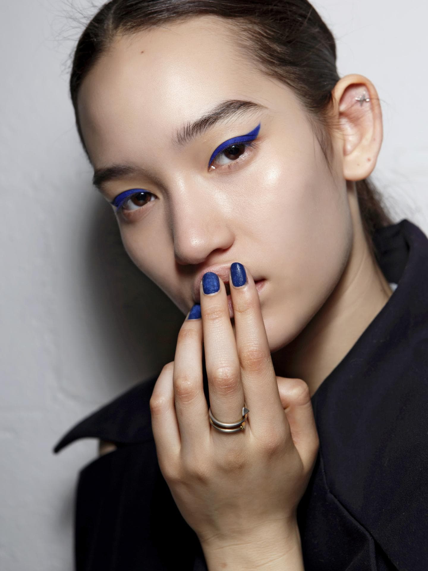 Midnight Blue Nails Frau mit blauen Nägeln
