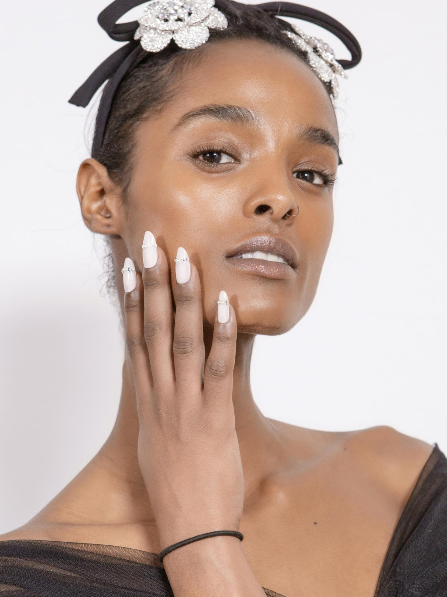 Schleifen-Nageldesign Model mit Schleifen-Nails
