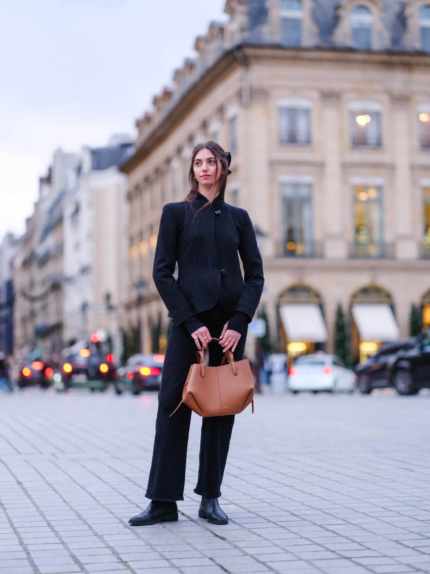 Nach Cyme: Das ist die neue Trend-Tasche von Polène Paris für den Herbst Frau mit Tasche