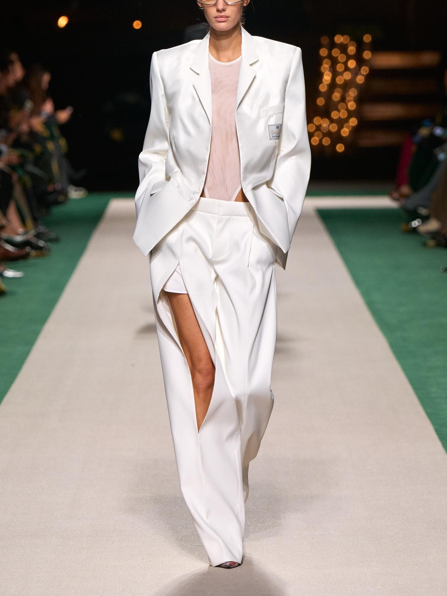 Die 3 größten Mode-Trends für das neue Jahr – laut Victoria Beckham Model bei Victoria Beckham