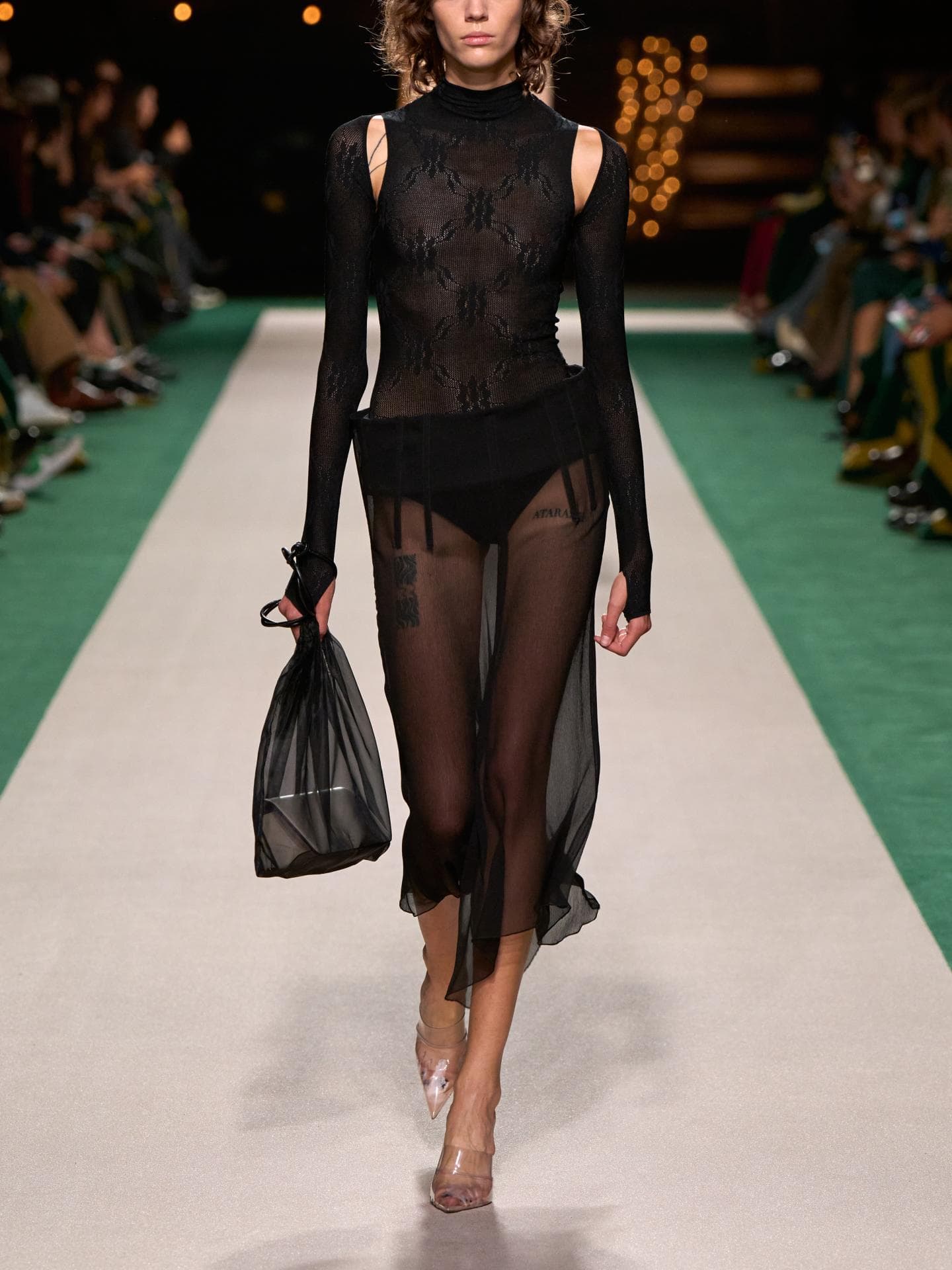 Die 3 größten Mode-Trends für das neue Jahr – laut Victoria Beckham Model bei Victoria Beckham