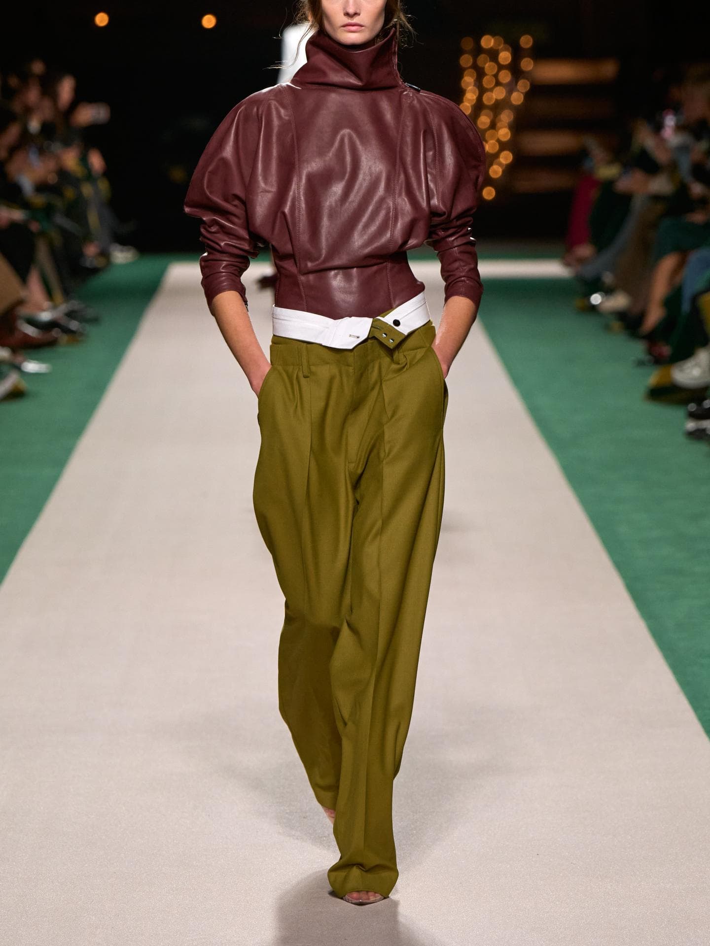 Die größten Mode-Trends für das neue Jahr – laut Victoria Beckham Model bei Victoria Beckham