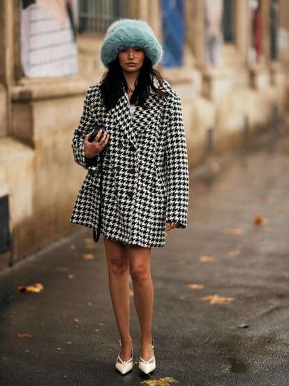 Im Winter 2024 braucht es nur ein einziges Accessoires, um im Trend zu liegen Frau mit Fake Fur Hut