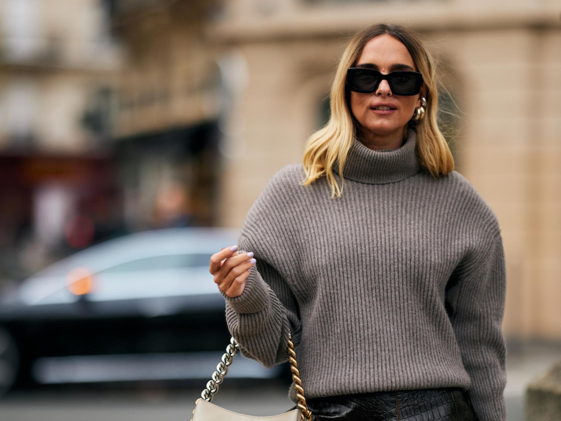 Frau mit Rollkragenpullover und Hoop Ohrringen Frau mit Rollkragenpullover und Hoop Ohrringen