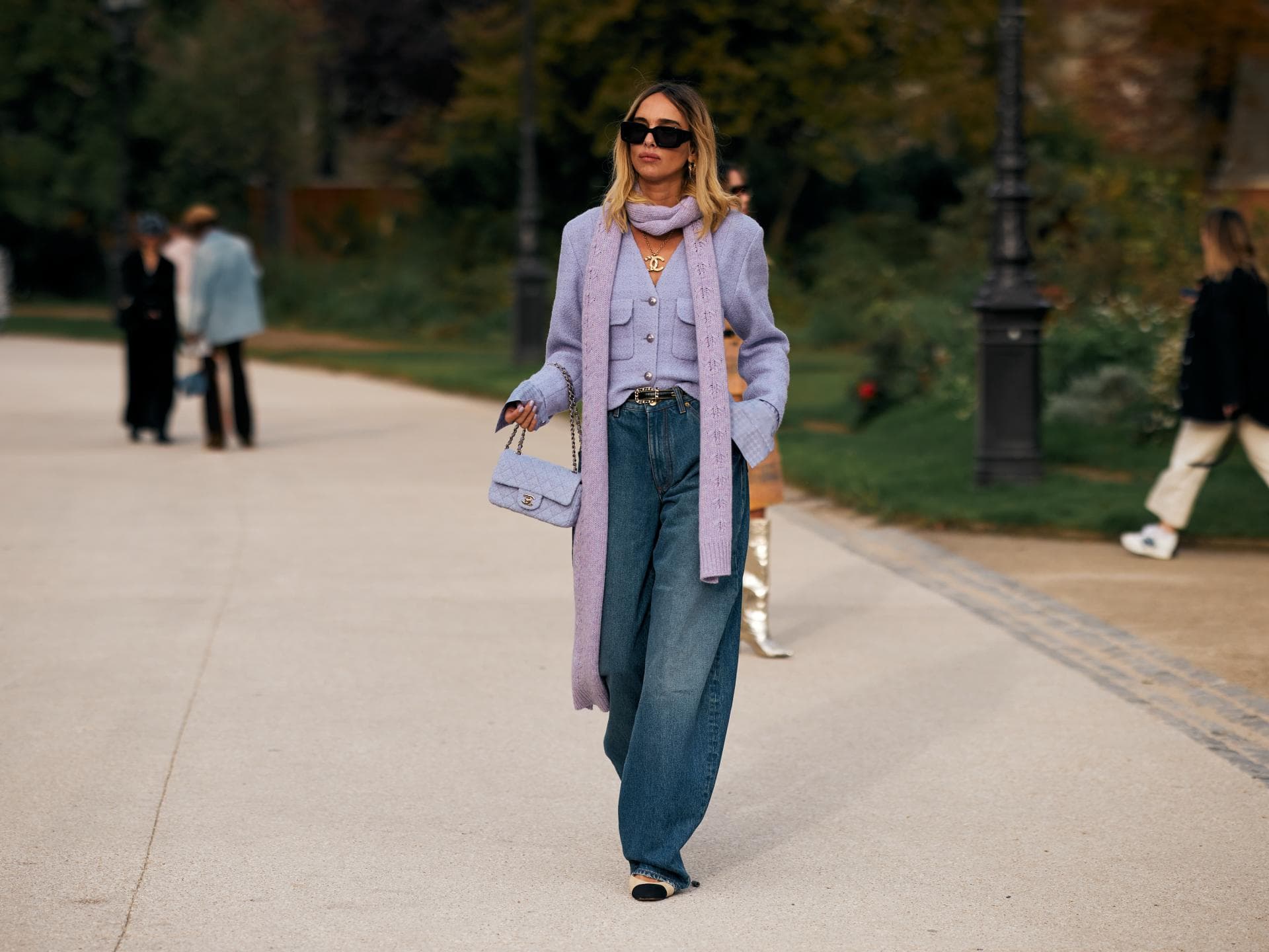Stylische Frauen tragen jetzt den Mode-Trend 2024 Skinny Scarfs Frau mit Skinny Scarf