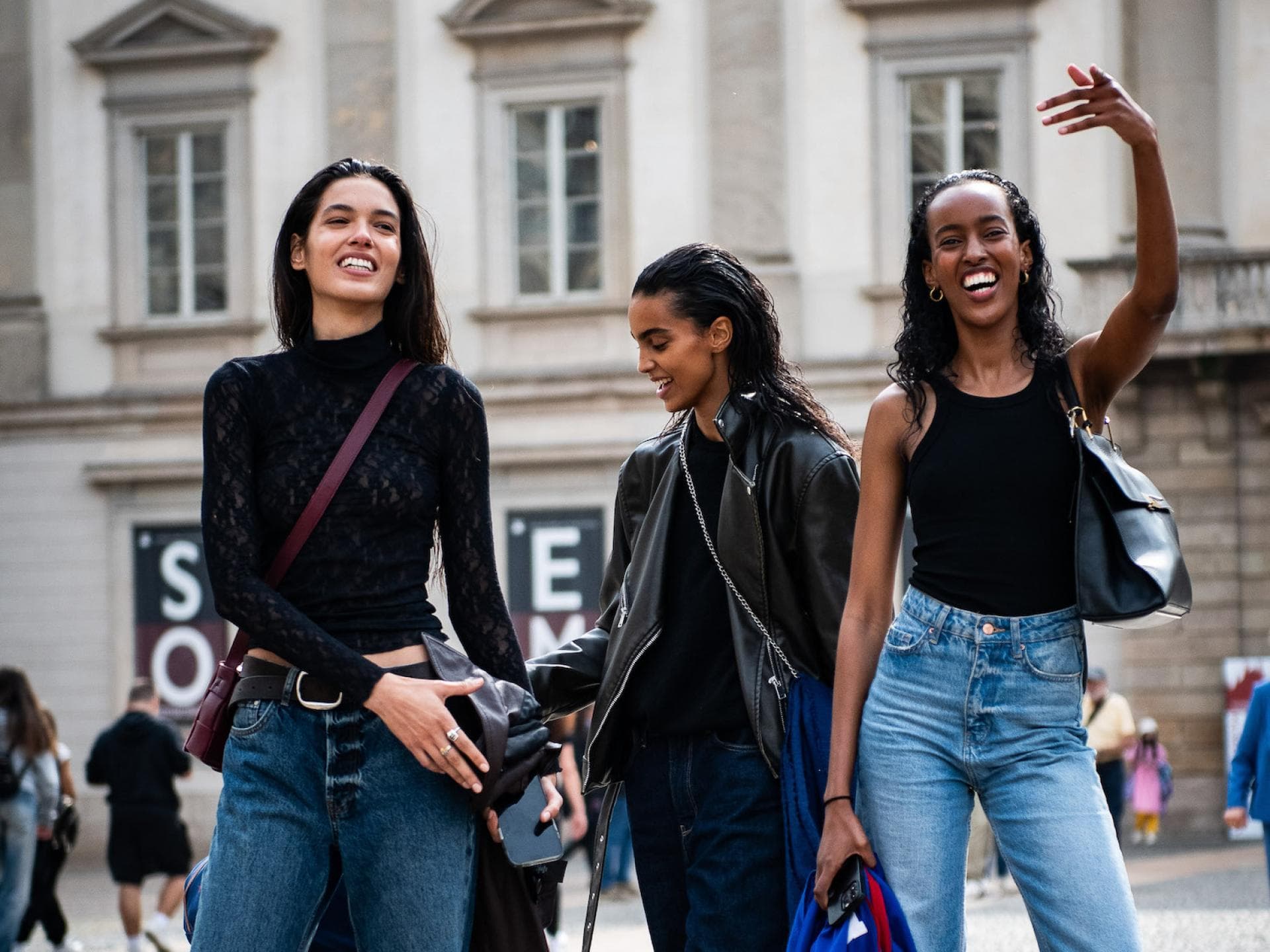 3 stylische Frauen am Lachen 3 stylische Frauen am Lachen