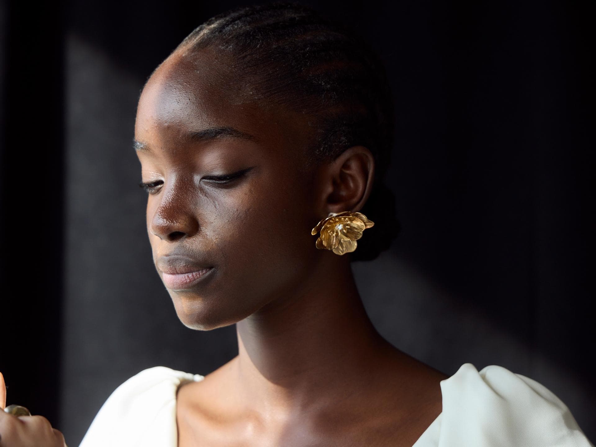 Flower Earings sind der romantischste Schmuck-Trend für Weihnachten Frau mit Flower Earrings