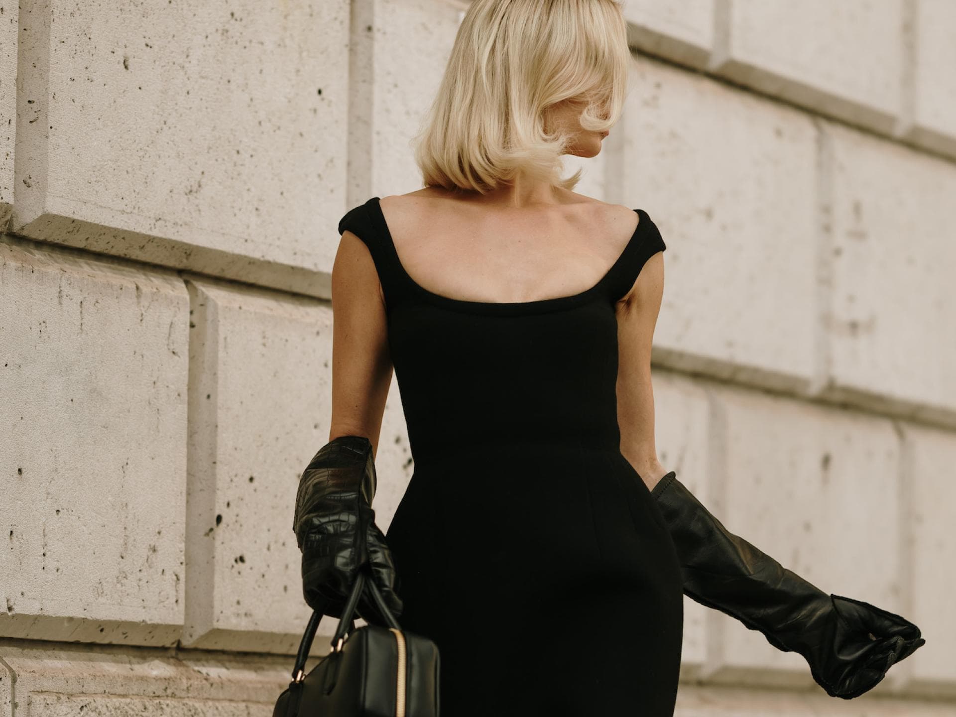 Frau in schwarzem Kleid Frau in schwarzem Kleid