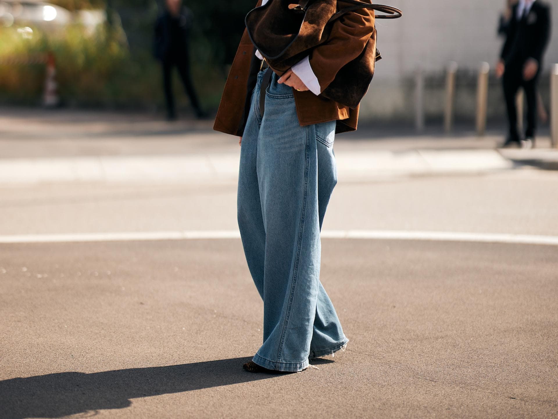 Frau mit Barrel Jeans Frau mit Barrel Jeans