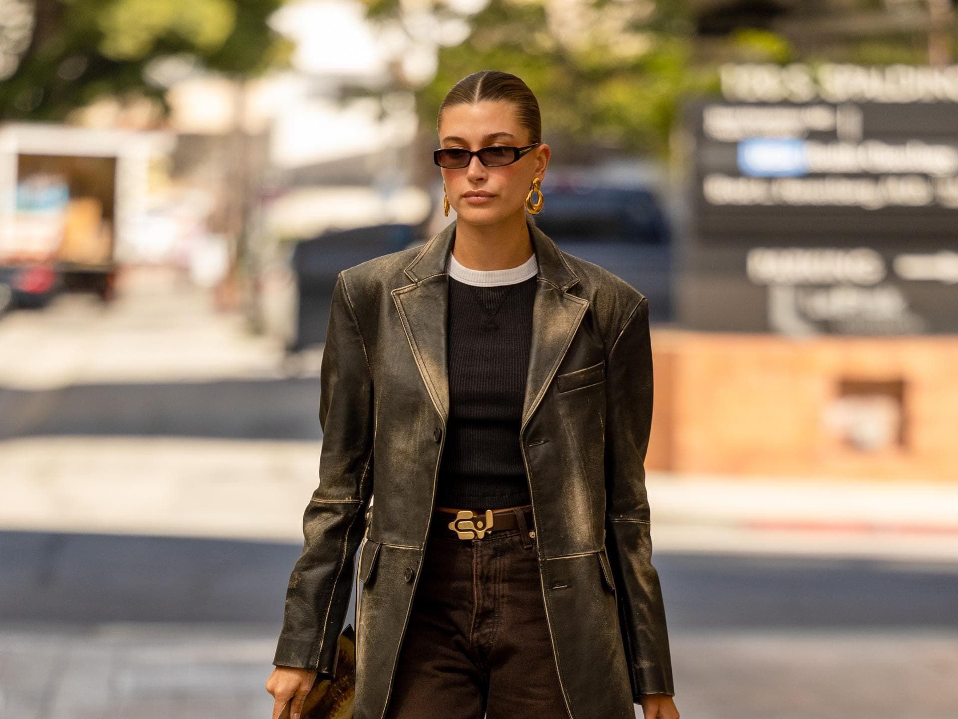 Hailey Bieber kürt den neuen Trend-Sneaker für 2025 Hailey Bieber Streetstyle