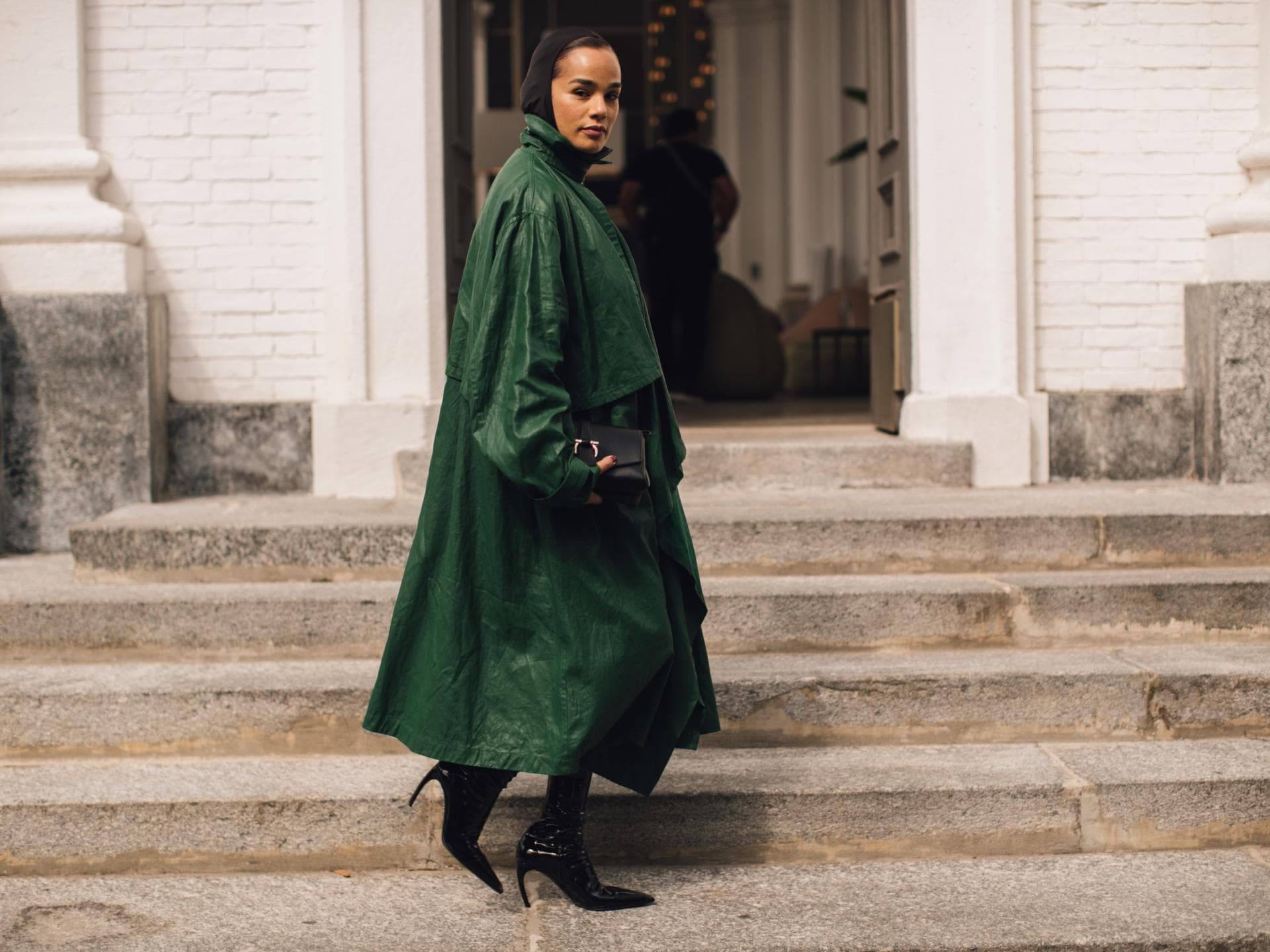 Keine andere Stiefel-Form ist im Winter 2024 so gefragt wie diese Frau in spitzen Stiefeln