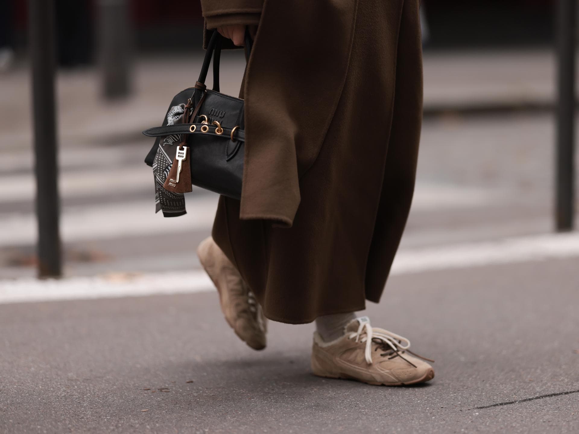 Statt sportlich: Diese eleganten Sneaker tragen wir sogar im Büro Elegante Sneaker
