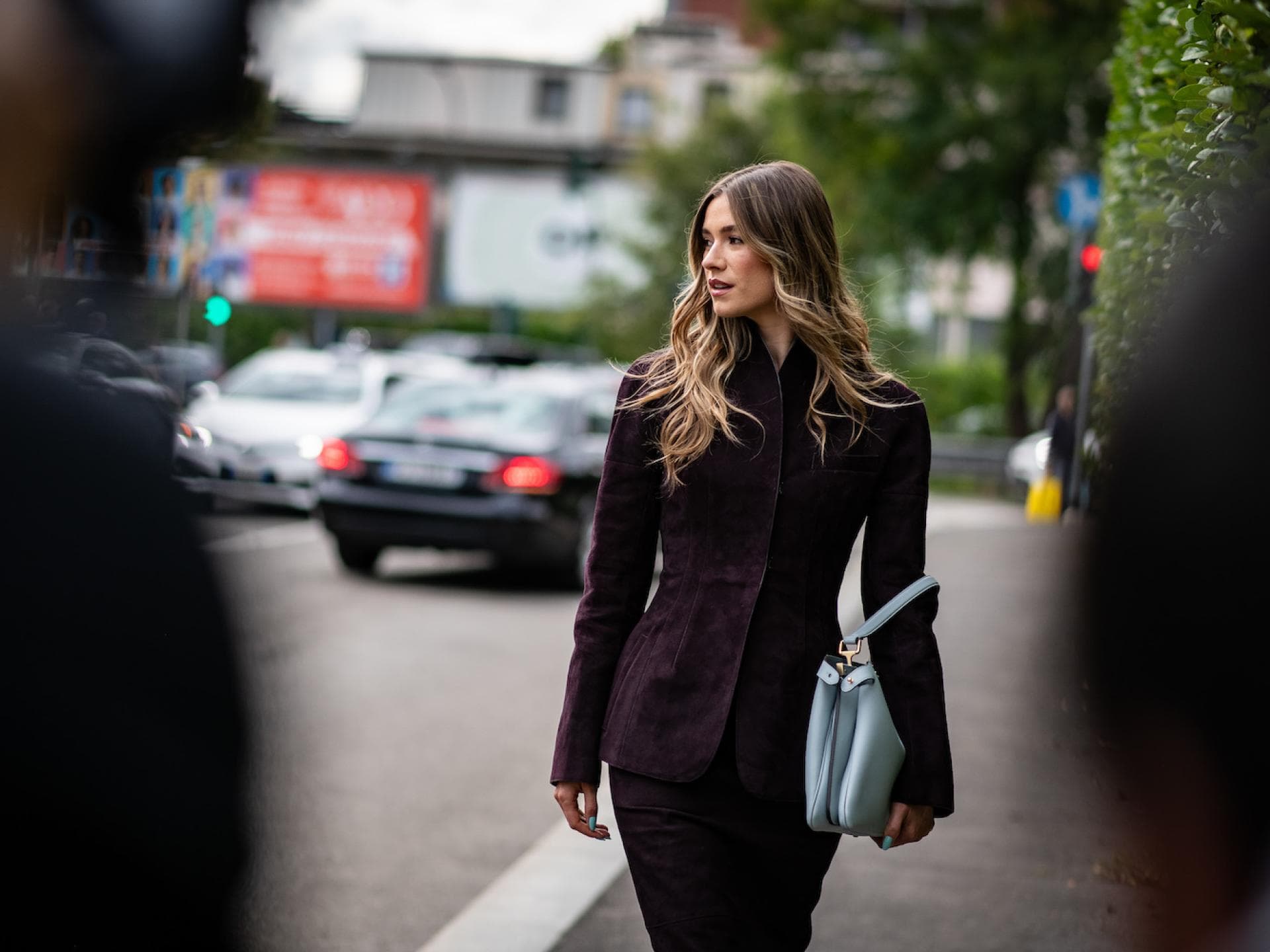 Frau mit tailliertem Blazer Frau mit tailliertem Blazer