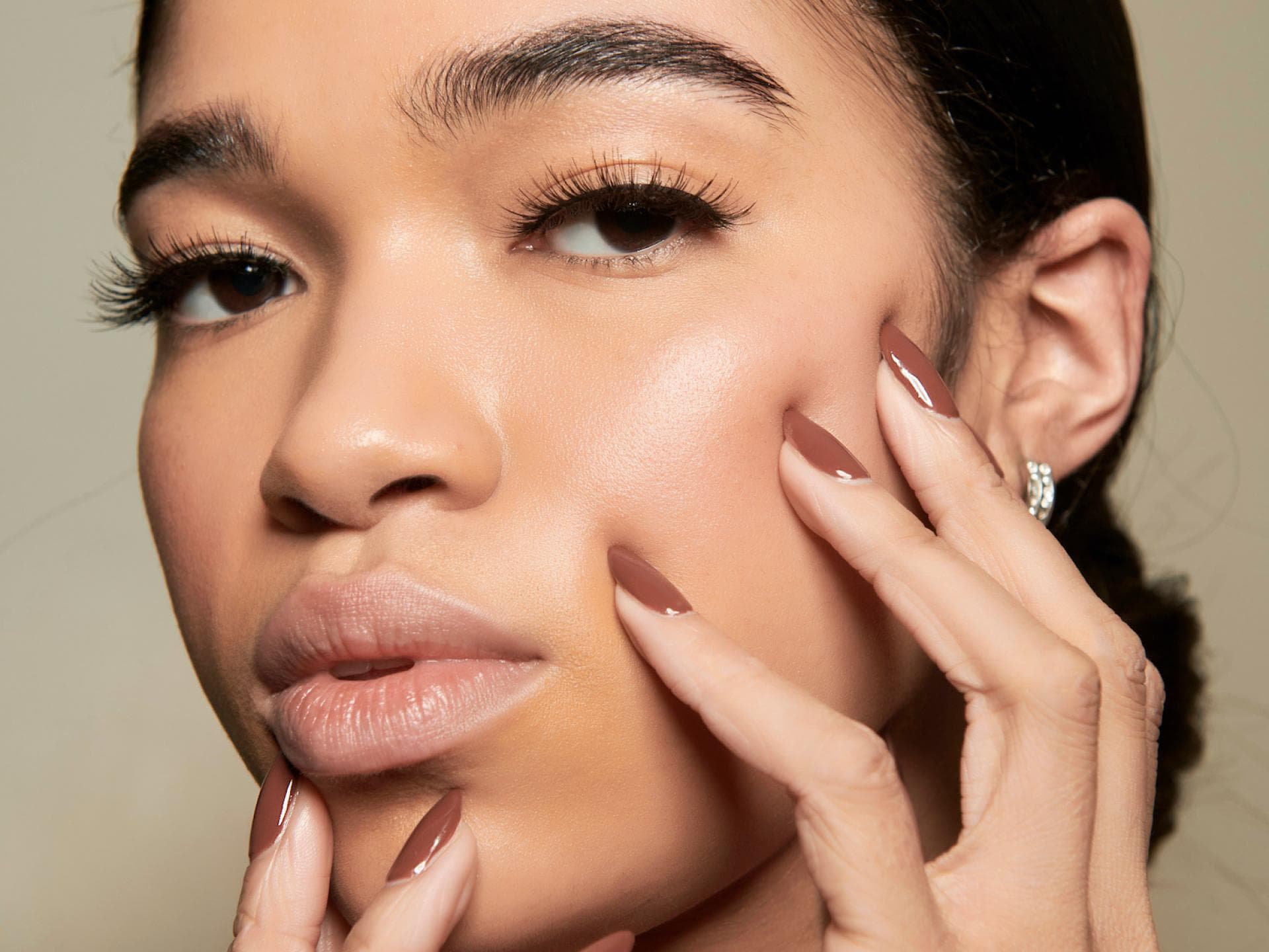 Model mit braunem Nagellack Model mit braunem Nagellack
