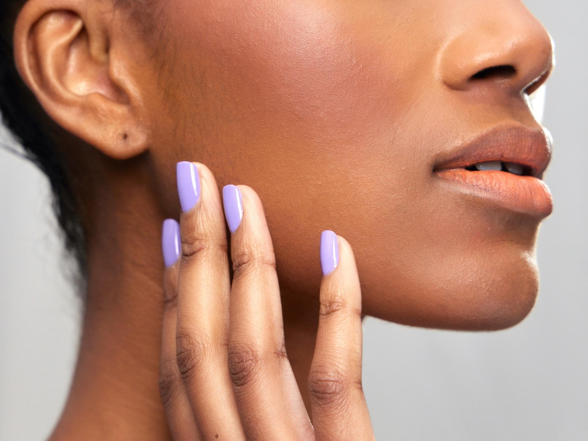 Model mit Nagellack in einem Lavendelton Model mit Nagellack in einem Lavendelton