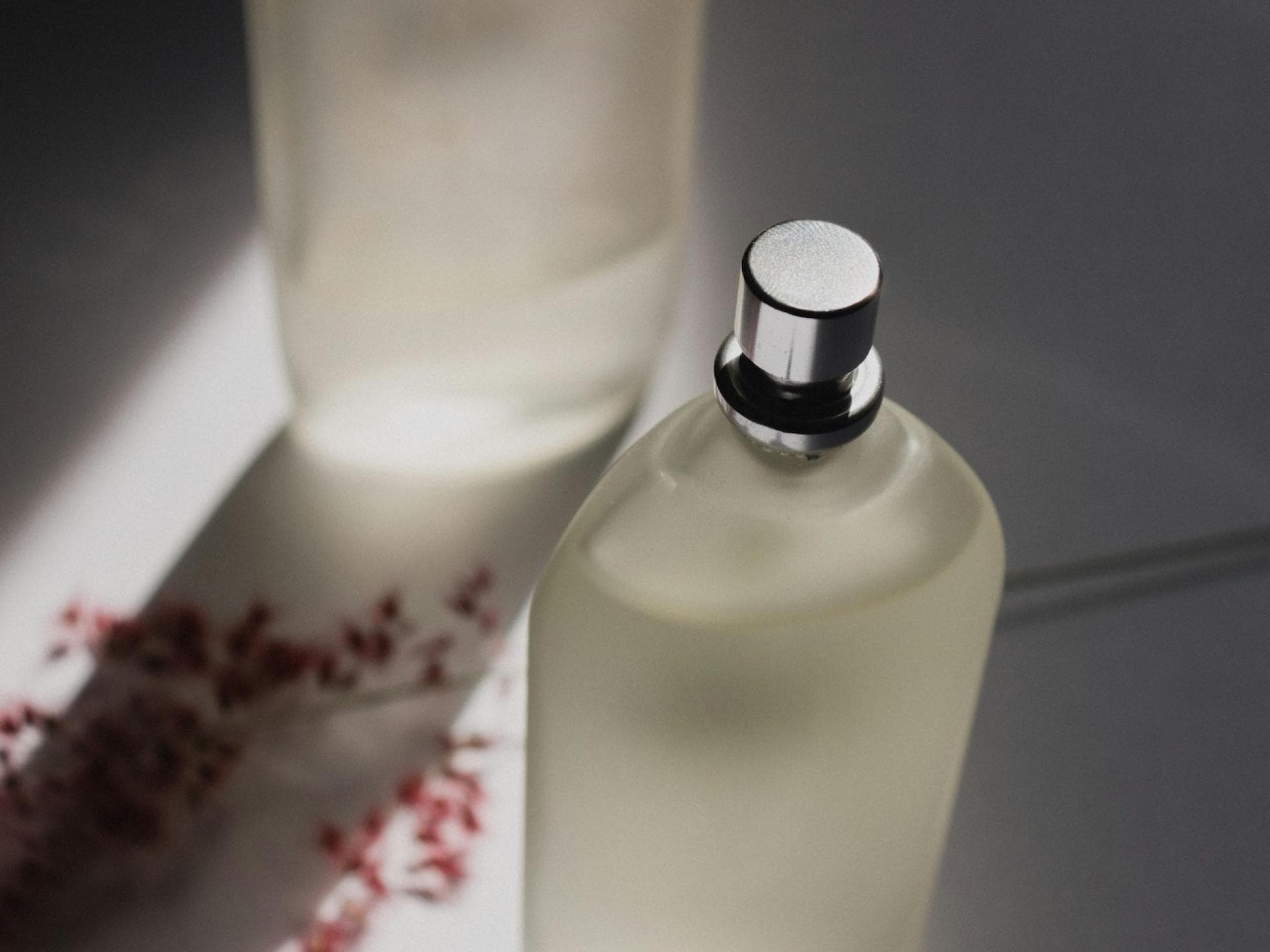 Zwei Flakons Parfum Zwei Flakons Parfum