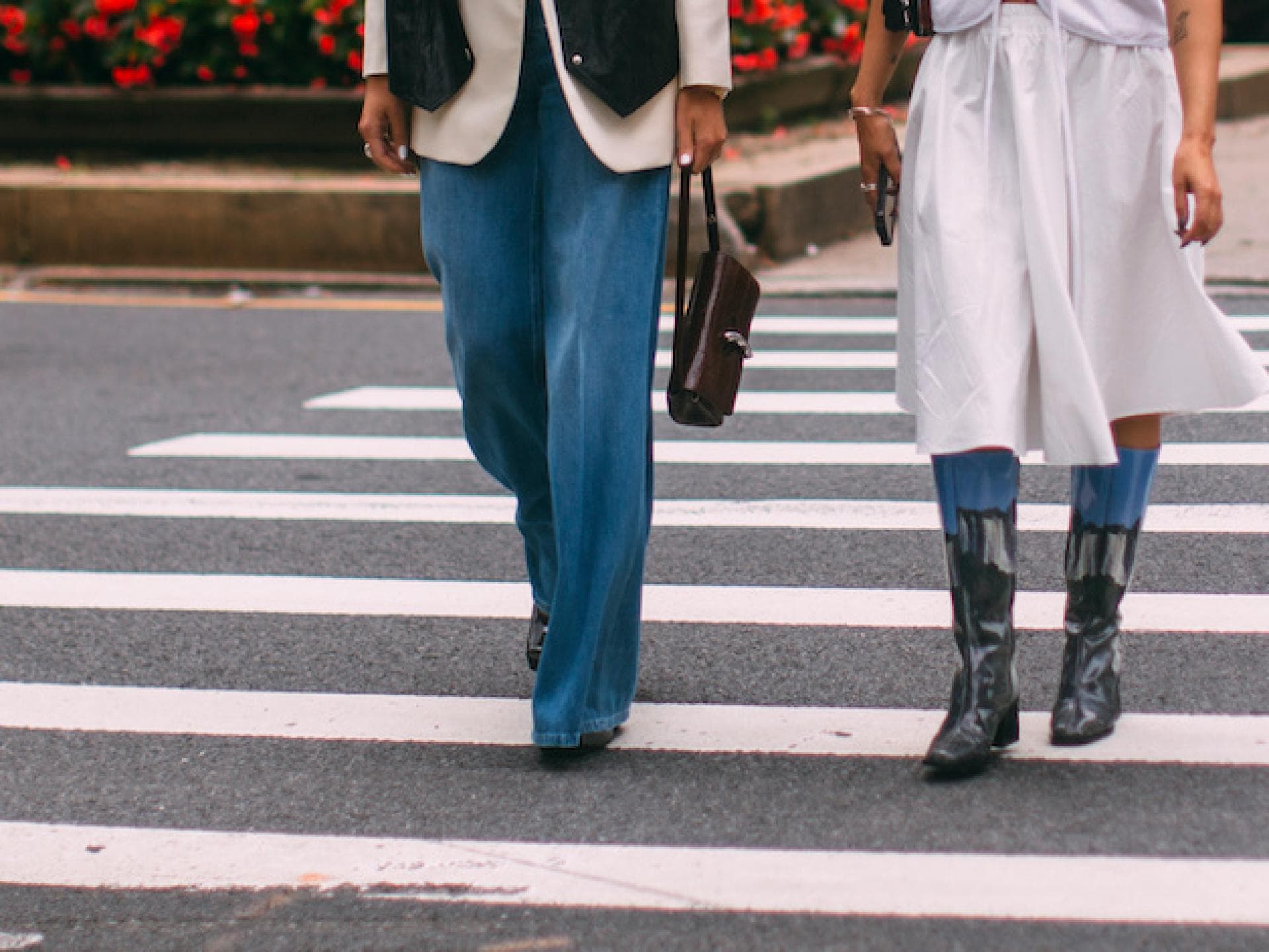 Zwei Frauen in NYC auf der Straße Zwei Frauen in NYC auf der Straße
