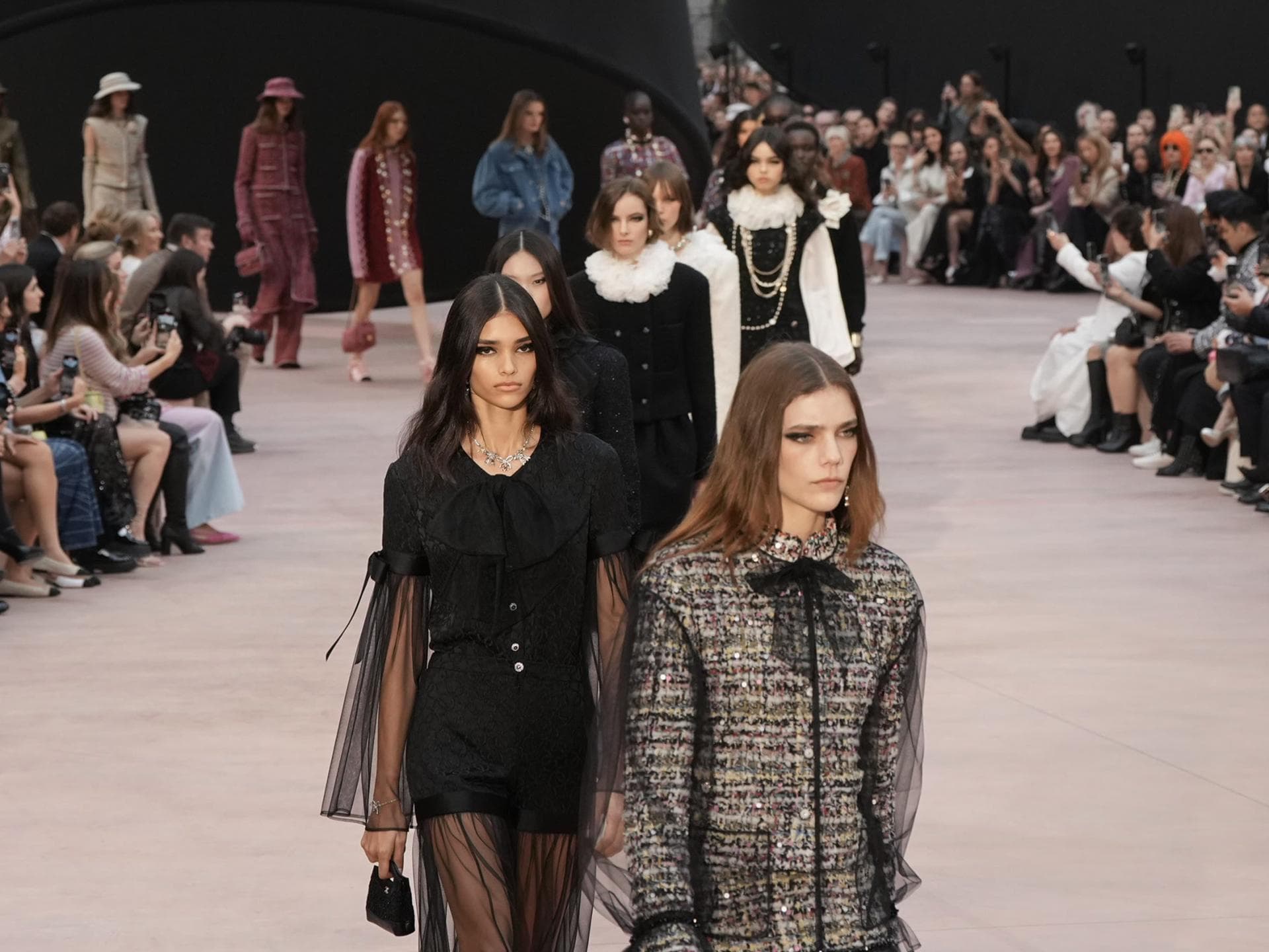 Paris Fashion Week 2025: Chanel überrascht mit einem unerwarteten Modetrend Chanel Show
