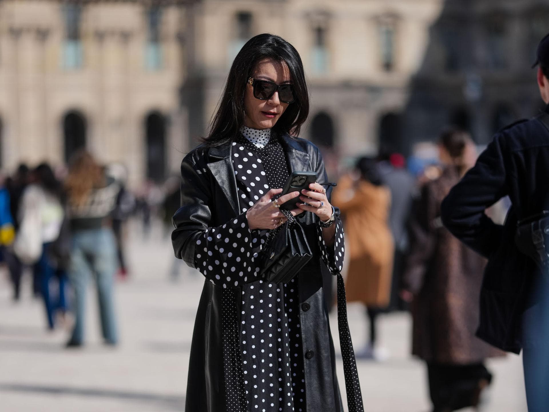 Frau in Polka Dots-Kleid Streetstyle Frau in Polka Dots-Kleid Streetstyle