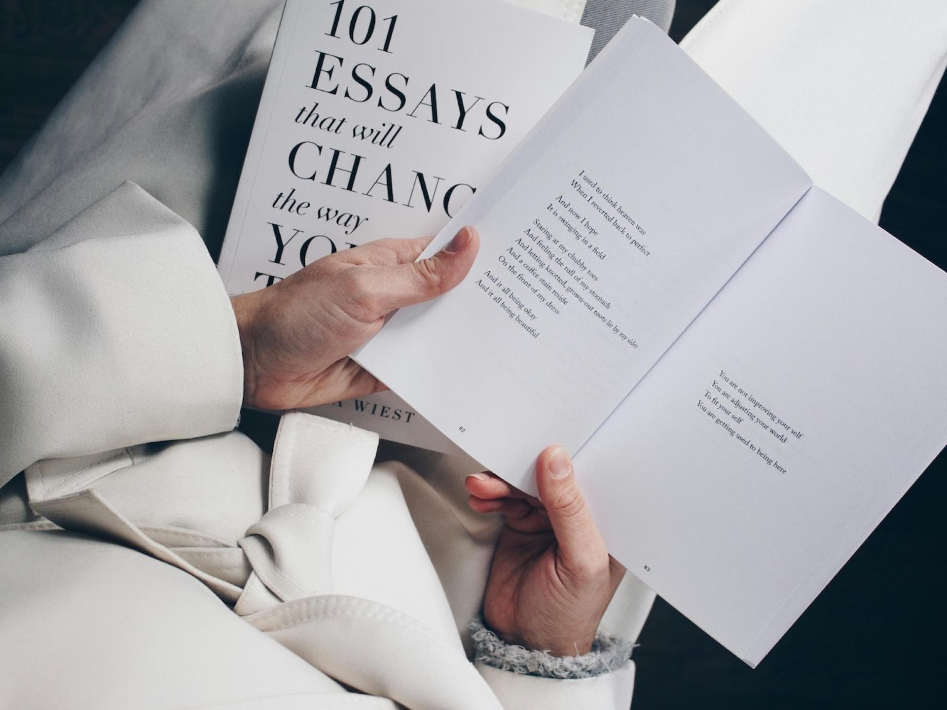 Frau mit Buch in der Hand Frau mit Buch in der Hand