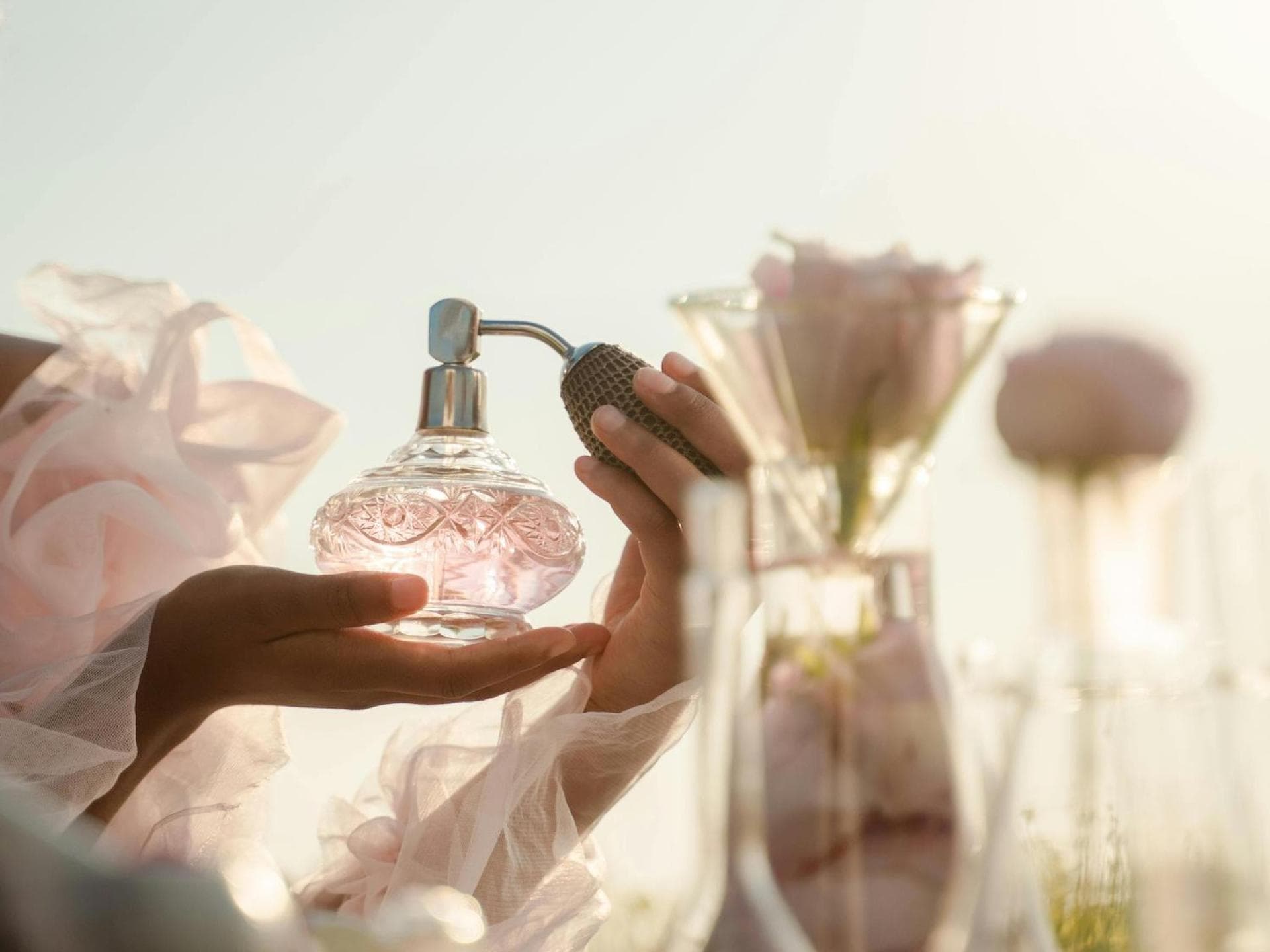 Frau mit einem Parfumflakon in der Hand Frau mit einem Parfumflakon in der Hand