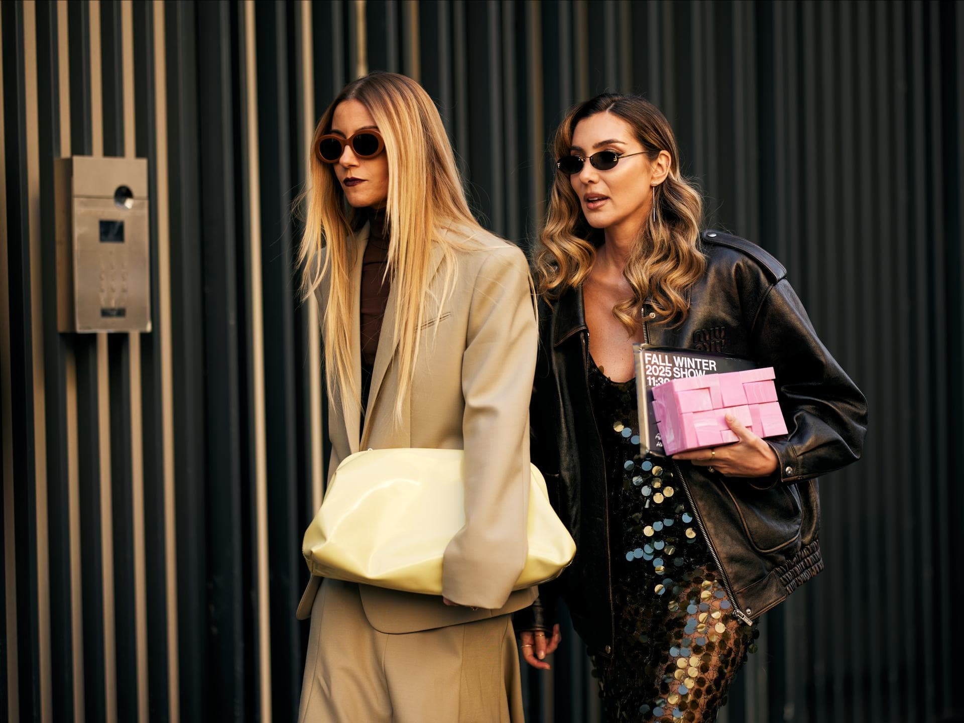 Taschentrends 2025 Frauen mit bunten Taschen