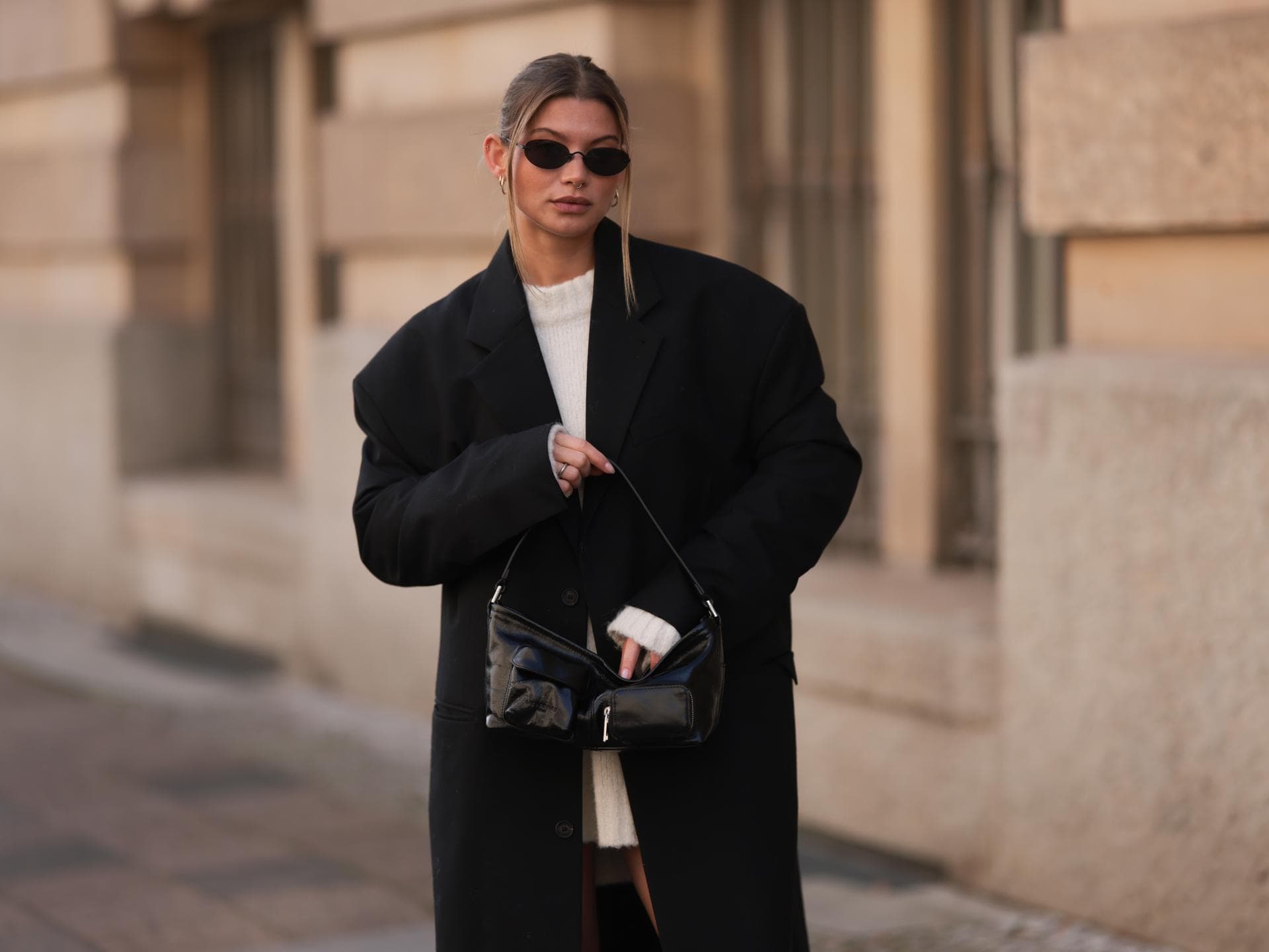 Diese stylische Liebeskind-Tasche ist ein Topseller Frau mit Liebeskind Tasche