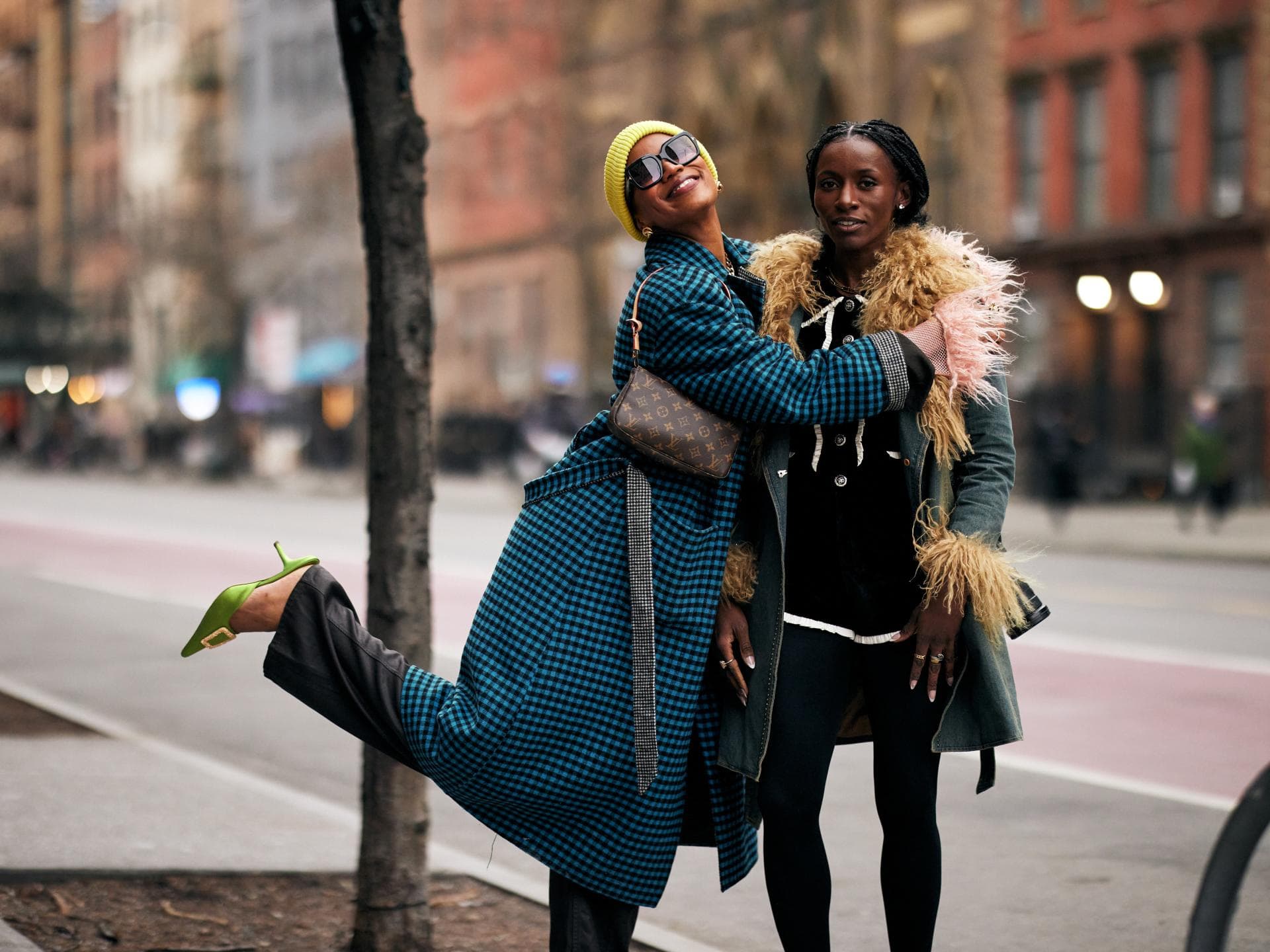 5 Modetrends, die du jetzt am besten secondhand kaufst Zwei Frauen in stylischen Looks