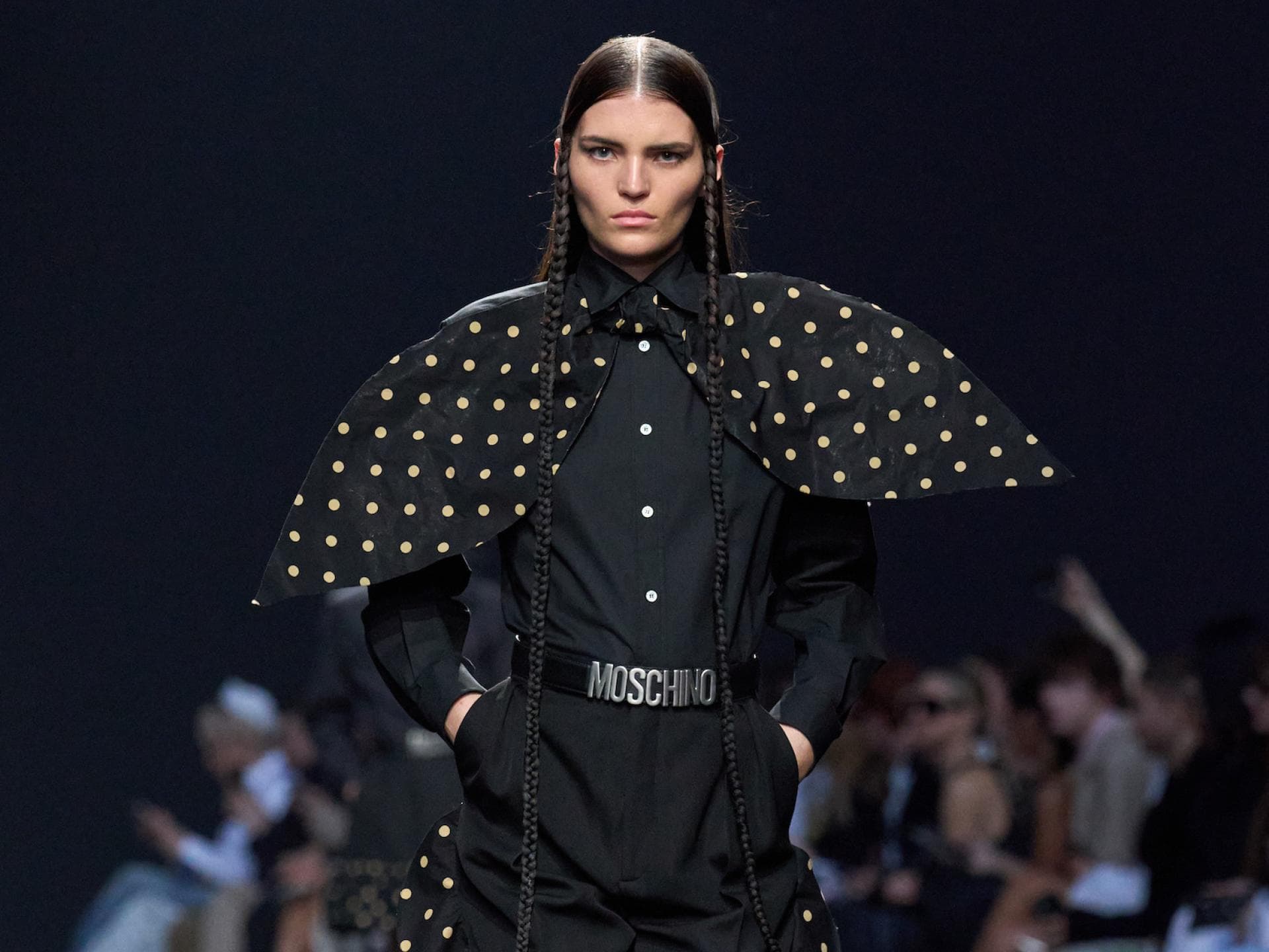 Look von Moschino bei Mailand Fashion Week Look von Moschino bei Mailand Fashion Week