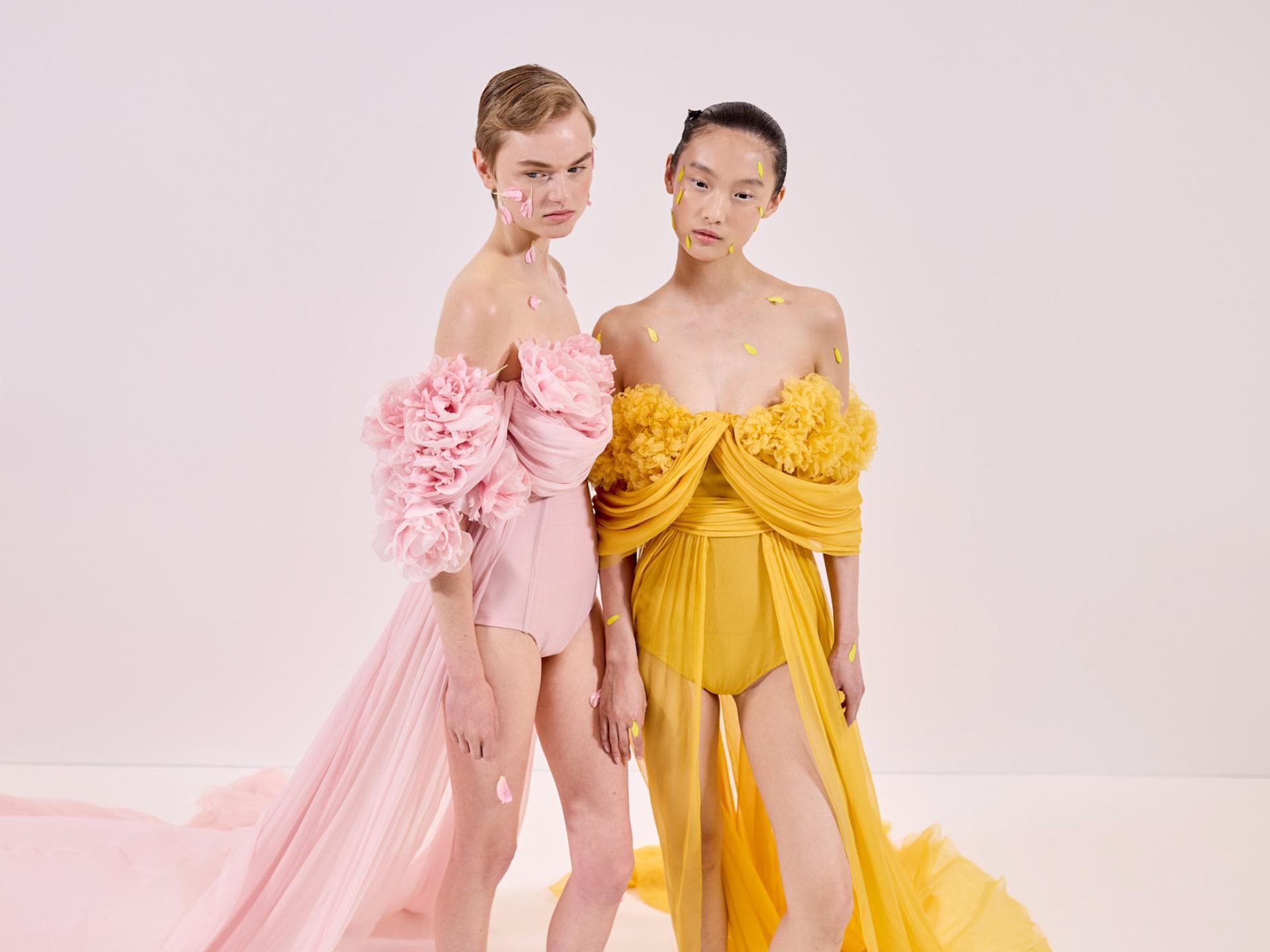 Parfum in vs out Models in romantischen Roben