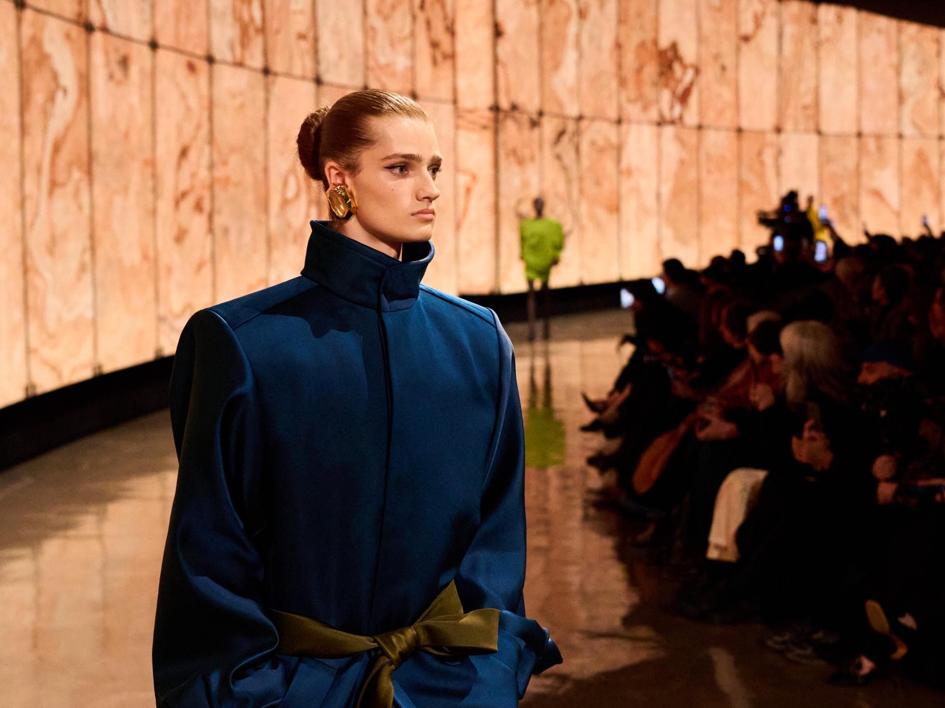 Paris 2025: Saint Laurent bringt die 80er-Jahre Powerschultern zurück Saint Laurent Show