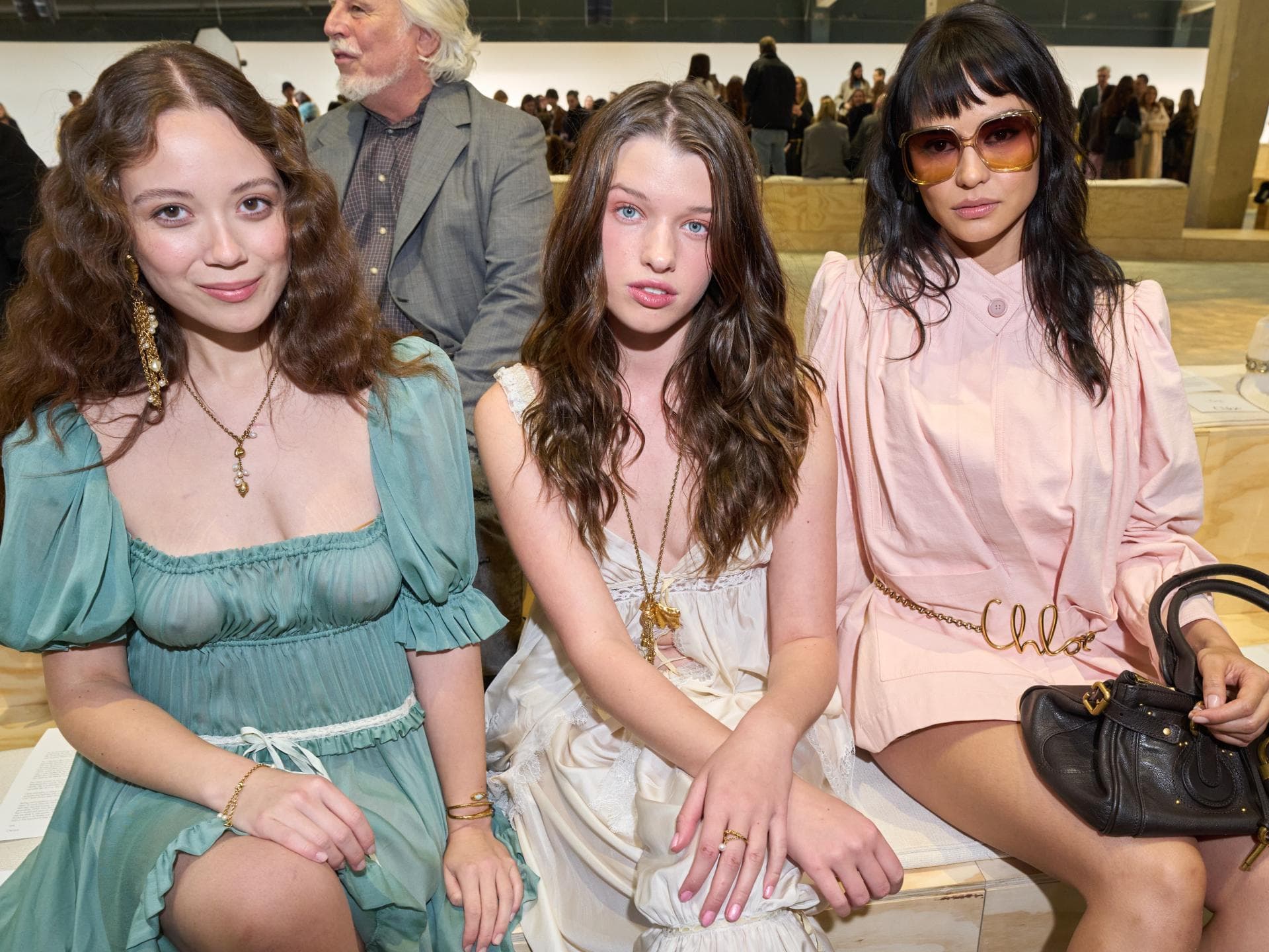 Mit dem Puder-Kleid von H&M liegst du 2025 im Trend Chloé Gäste