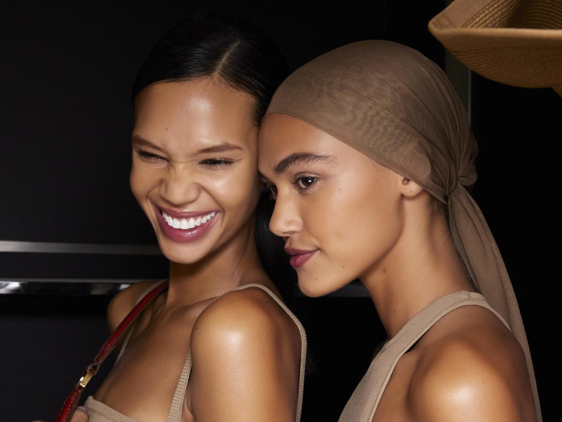 Skinimalismus zwei Models mit strahlender Haut