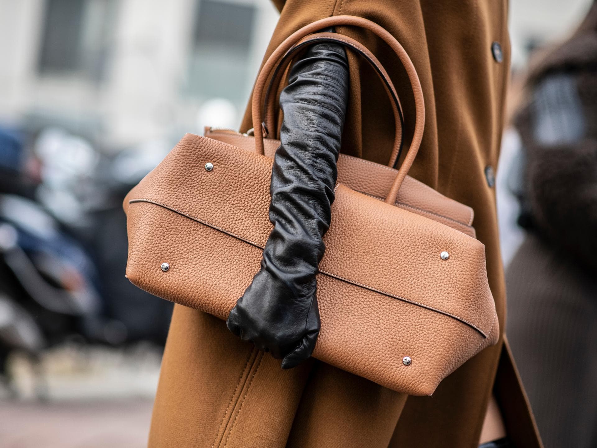 Französinnen tragen 2025 XL-Taschen rauf und runter Frau mit Tasche