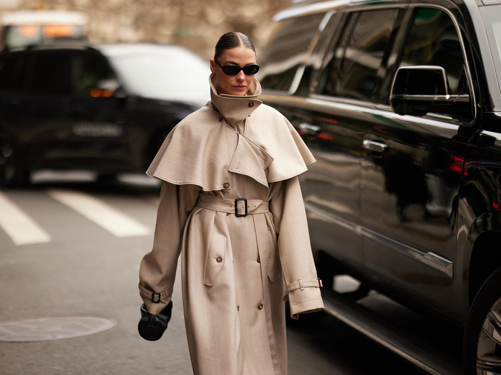 Modetrends 2025: So stylisch haben wir Trenchcoats noch nie gesehen Streetstylerin mit Trenchcoat
