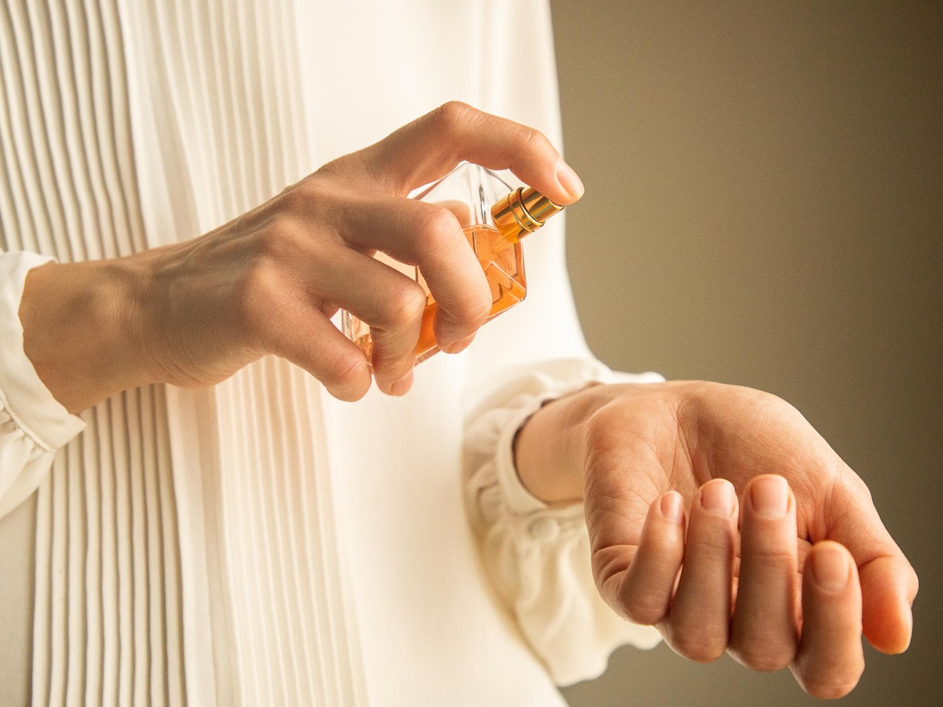 Frau trägt Parfum auf Frau trägt Parfum auf