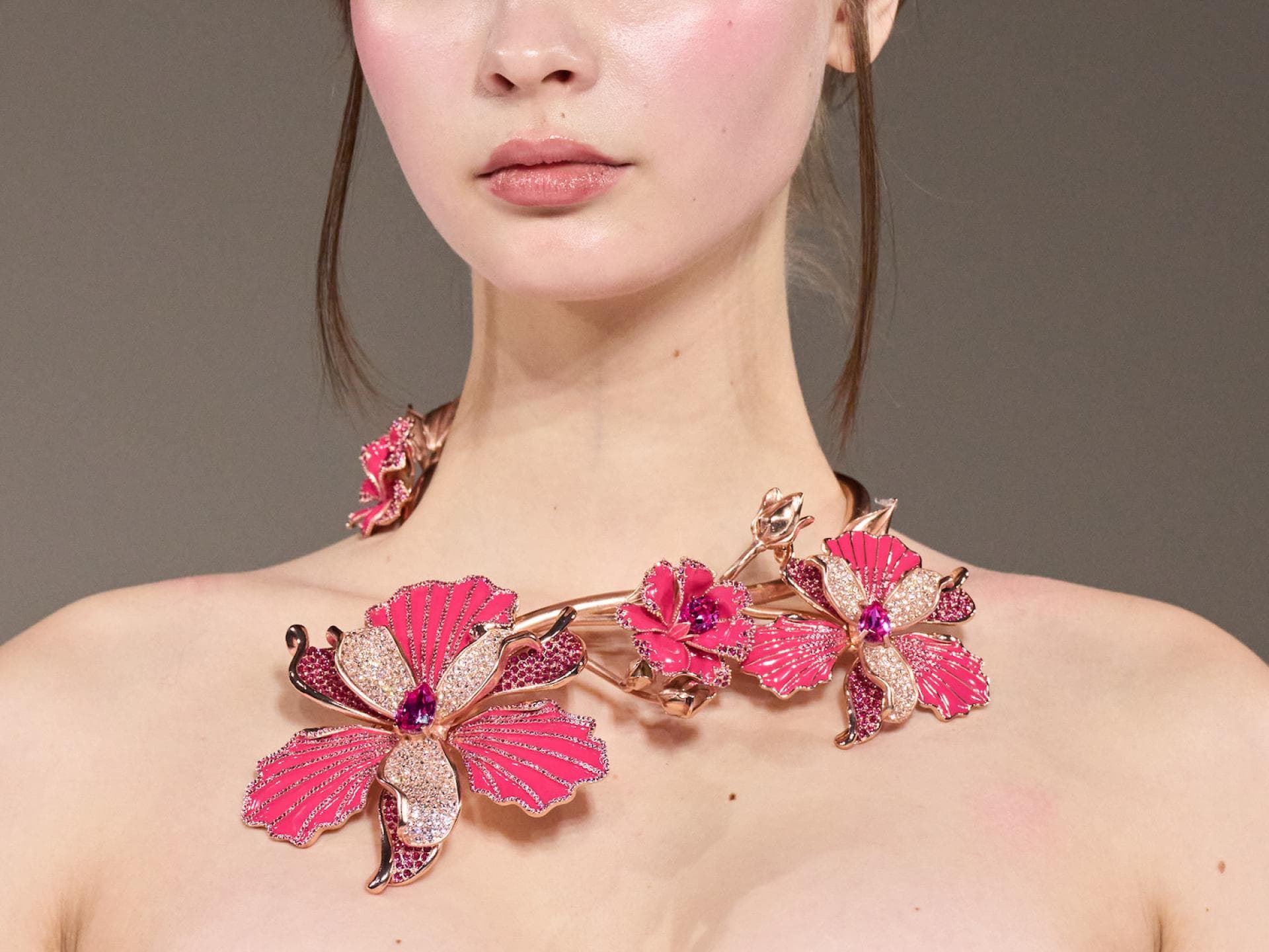 Model mit Orchideenkette Model mit Orchideenkette