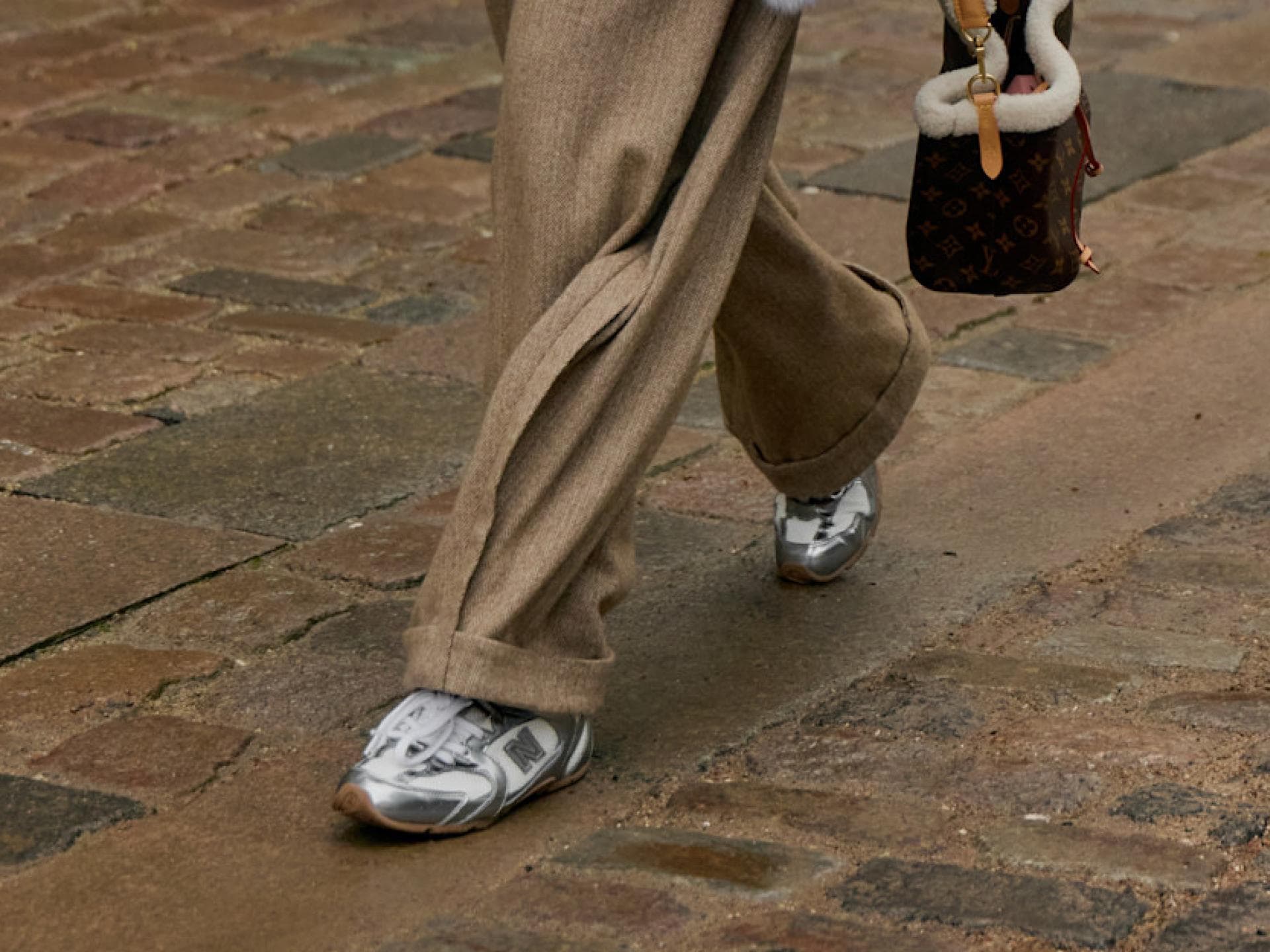 Silberfarbene Sneaker Silberfarbene Sneaker