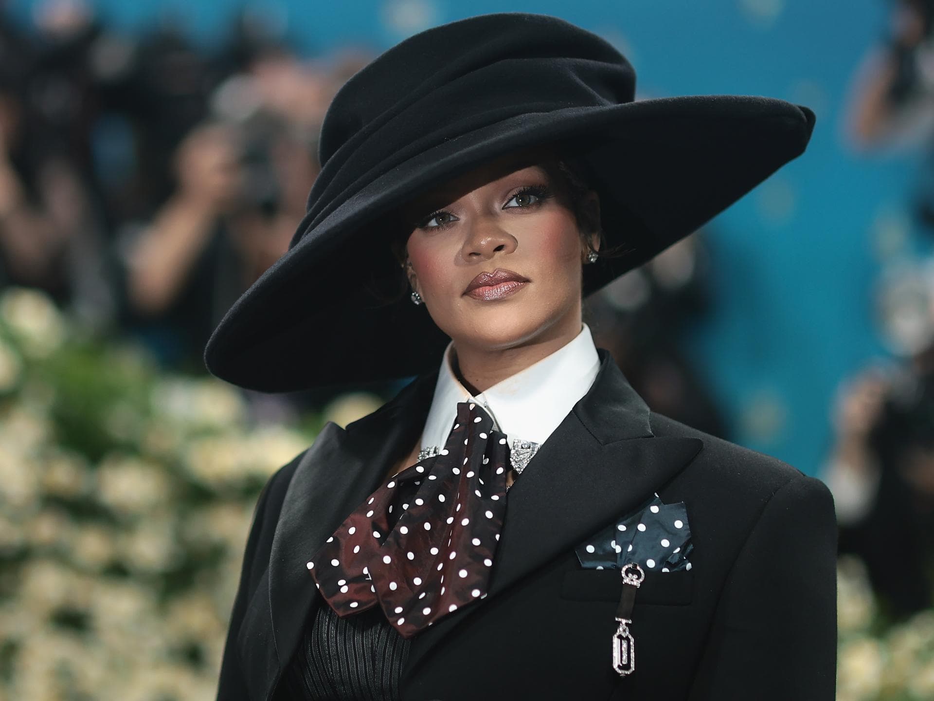 Rihanna ist schwanger und gibt Babybauch-Debüt im Dandy-Look bei der Met Gala Rihanna